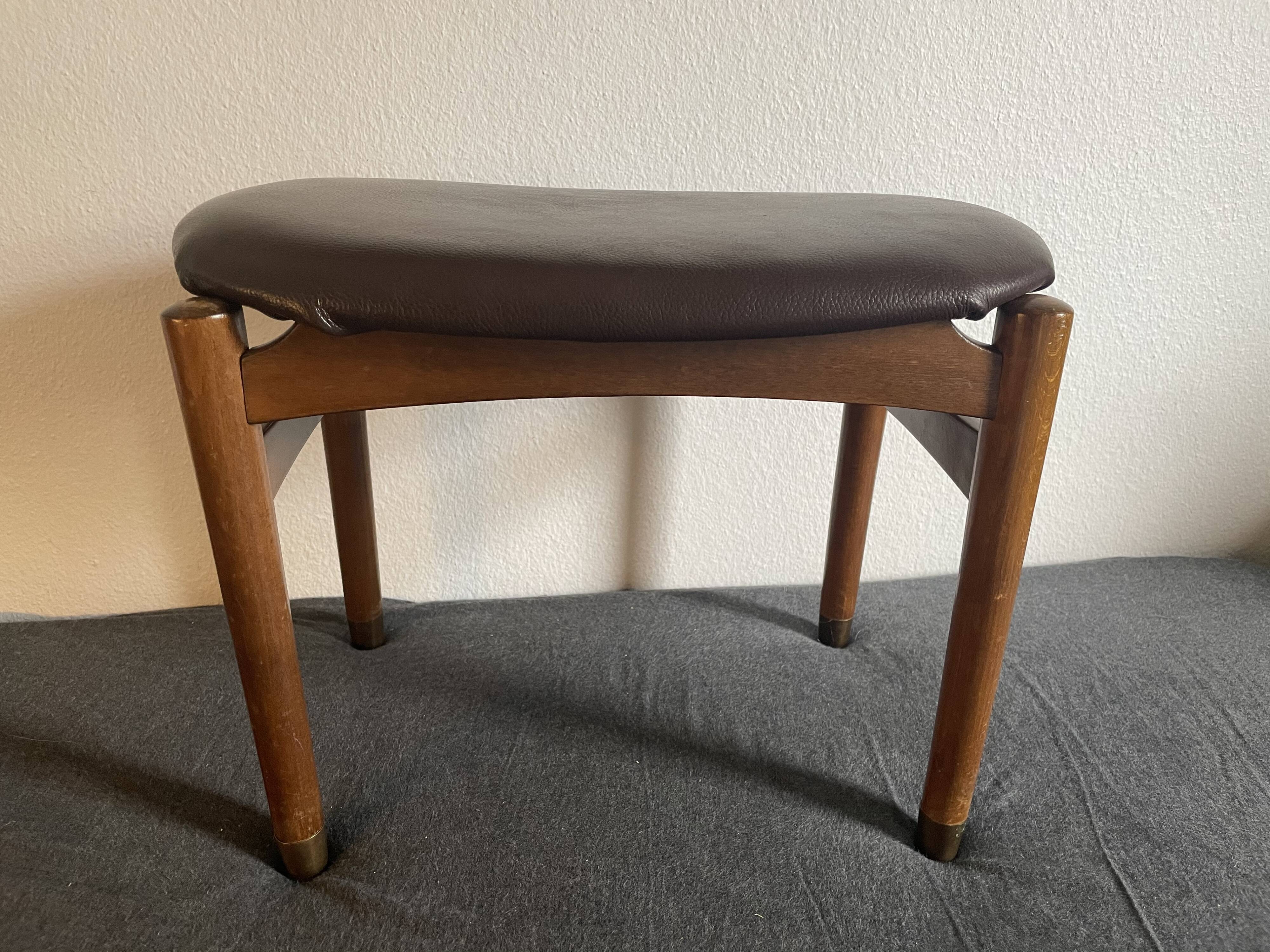 Stool in wood & leather 50/60