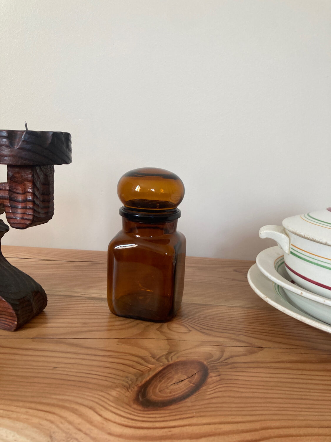 Old apothecary bottle in brown glass / jar