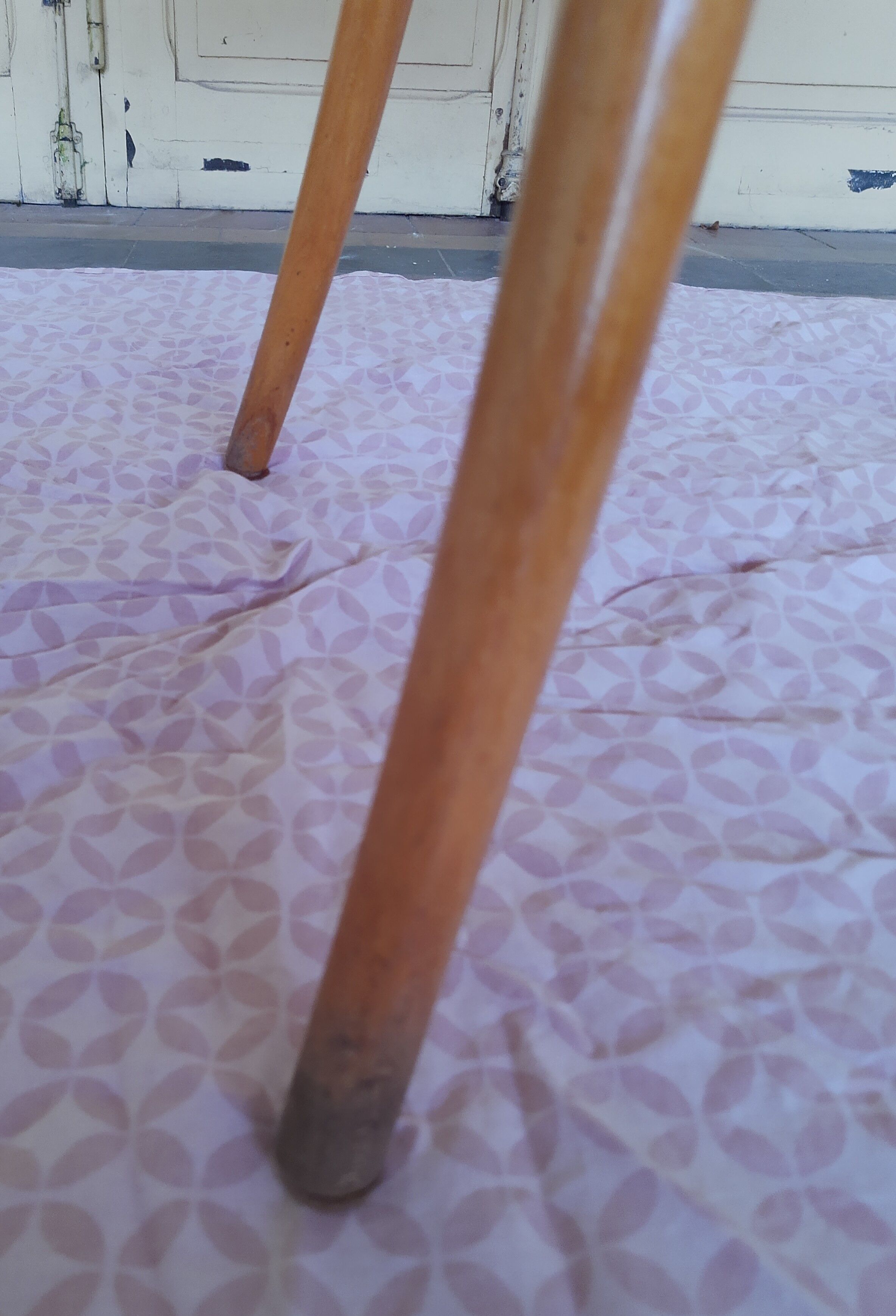 Round dining table vintage curved wooden foot