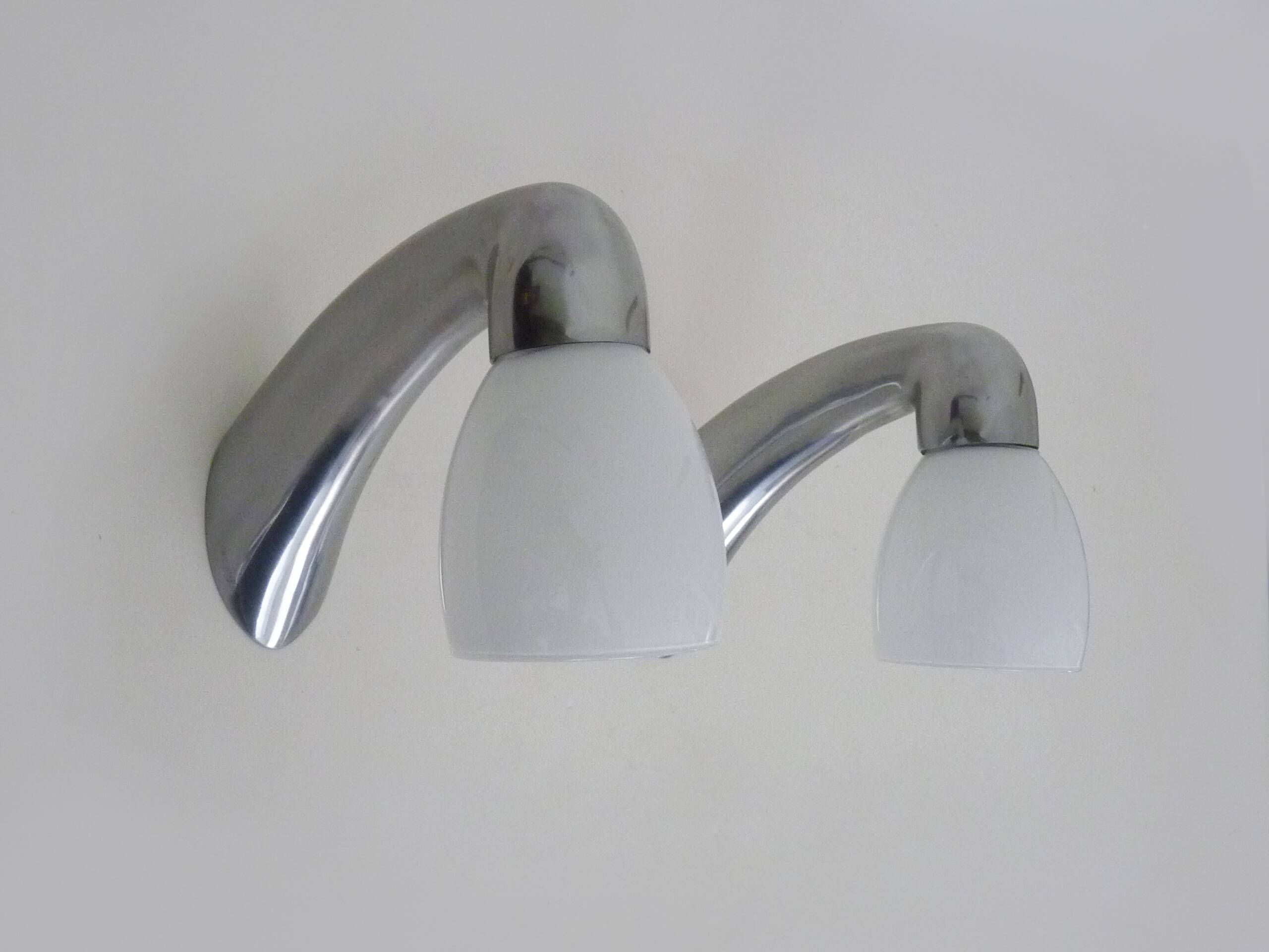Paire d'appliques en aluminium et verre opalin. Appliques chromées