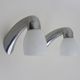 Paire d'appliques en aluminium et verre opalin. Appliques chromées
