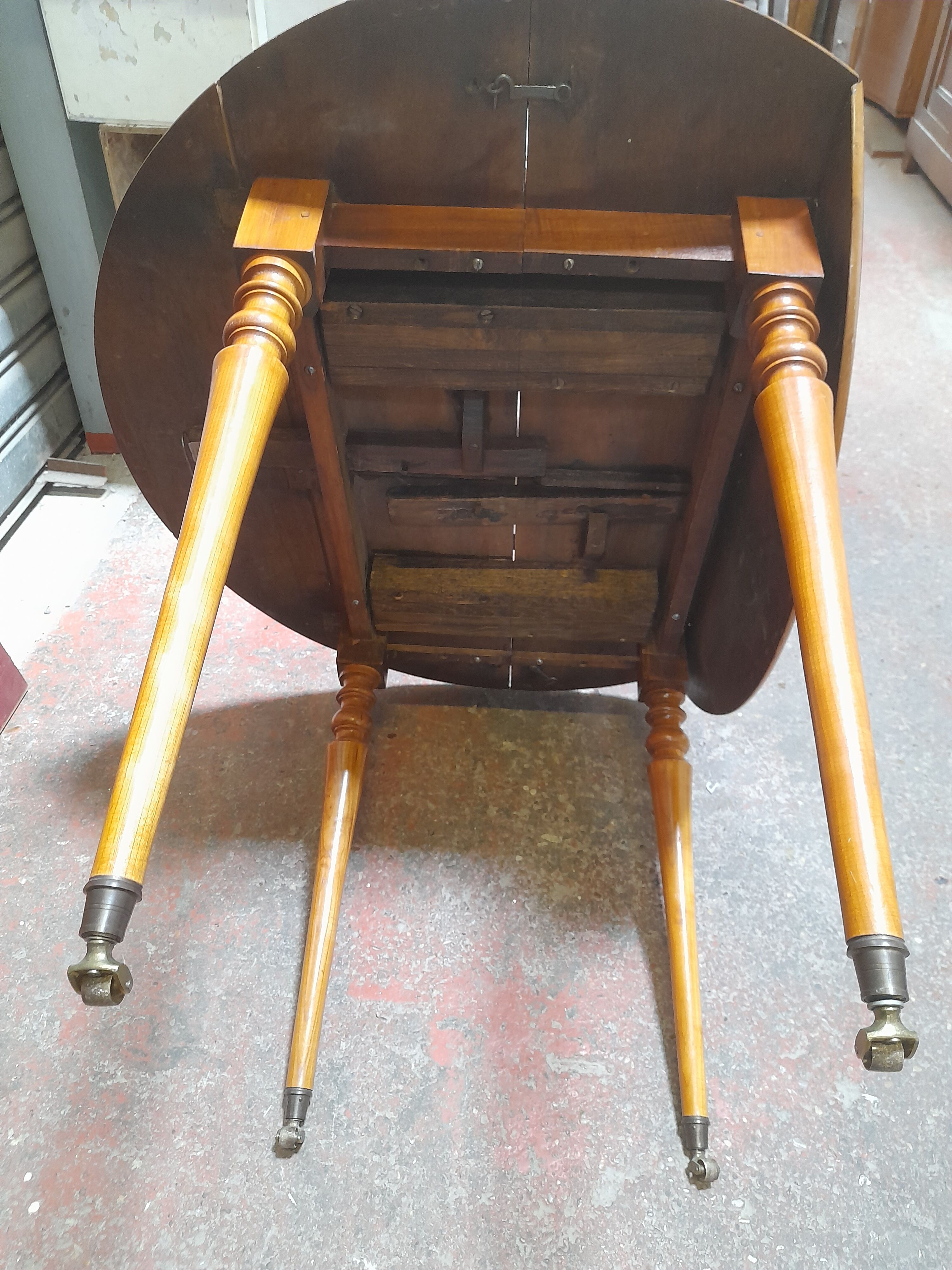 Round table with walnut shutter with extension