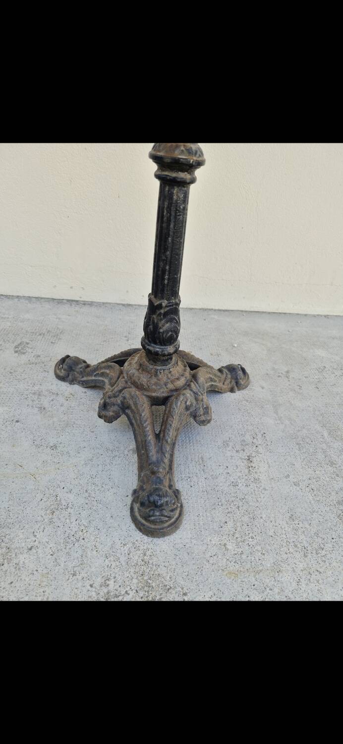 Pedestal table for restaurant bistro with lion paws and marble