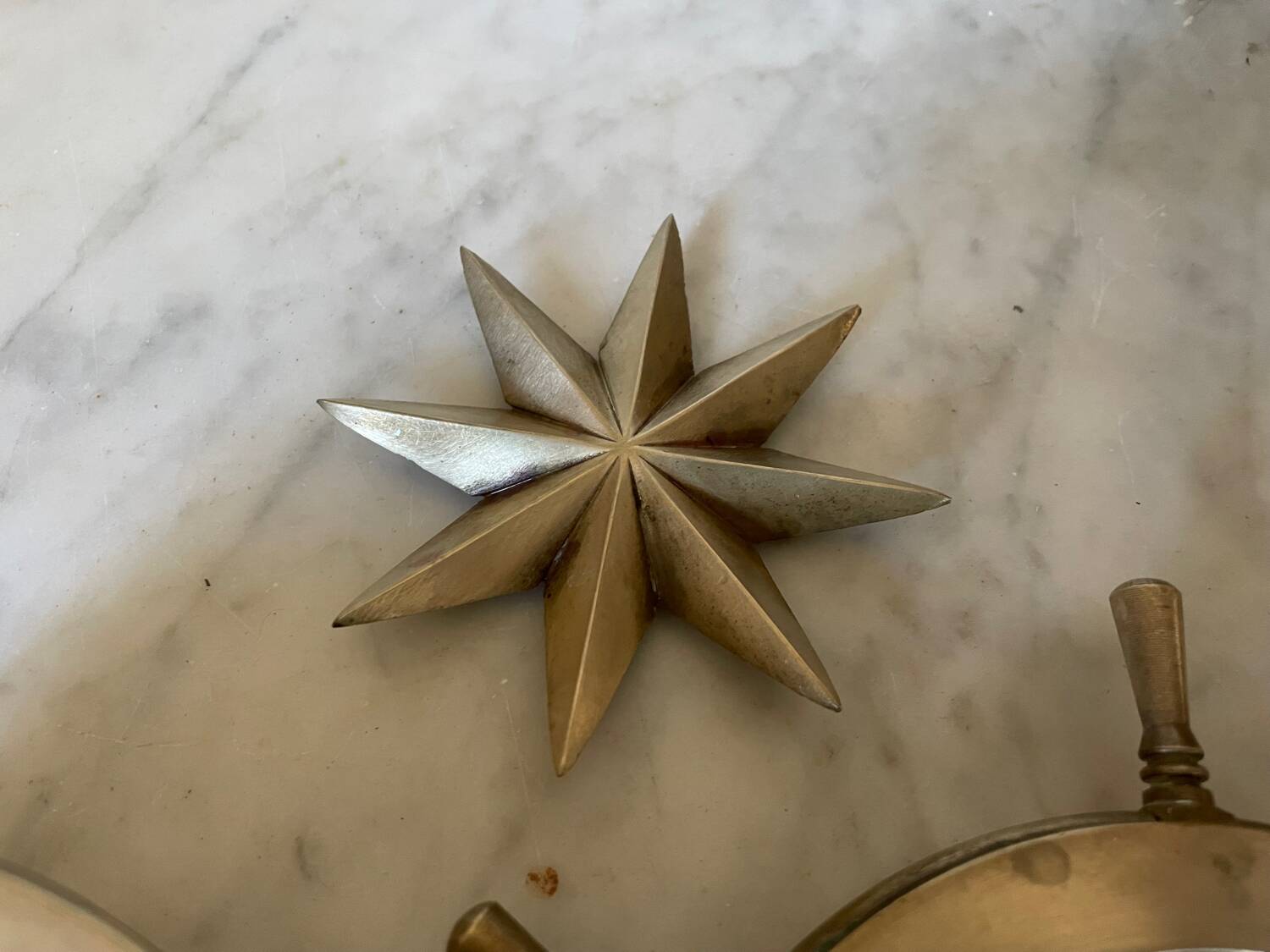 Cendrier rose des vents en laiton massif