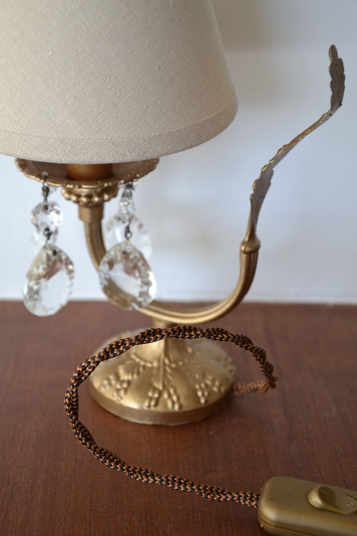 Golden table lamp with crystal tassels