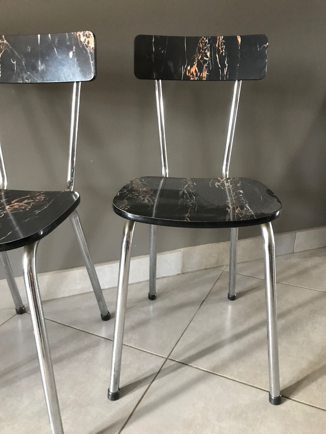 Chaises en Formica noir marbré