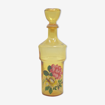 Carafe vintage jaune avec motifs roses