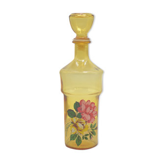 Carafe vintage jaune avec motifs roses