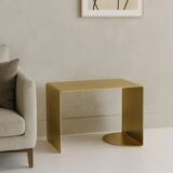 Table d'appoint arquée en laiton brossé – fabriquée à la main par Veliento