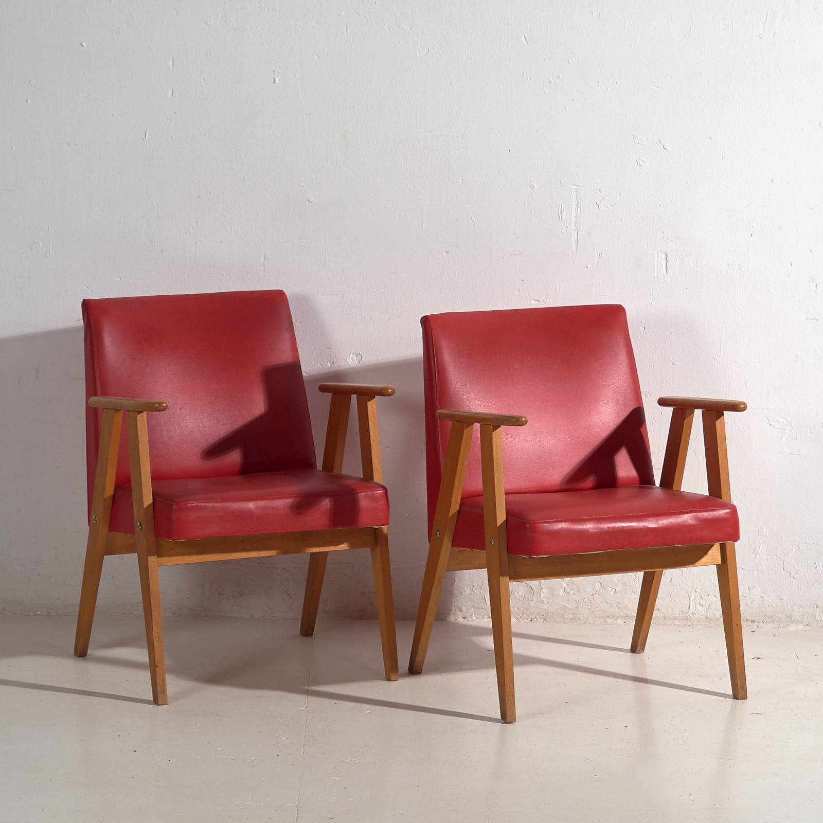 2 fauteuils rouges, vers 1960