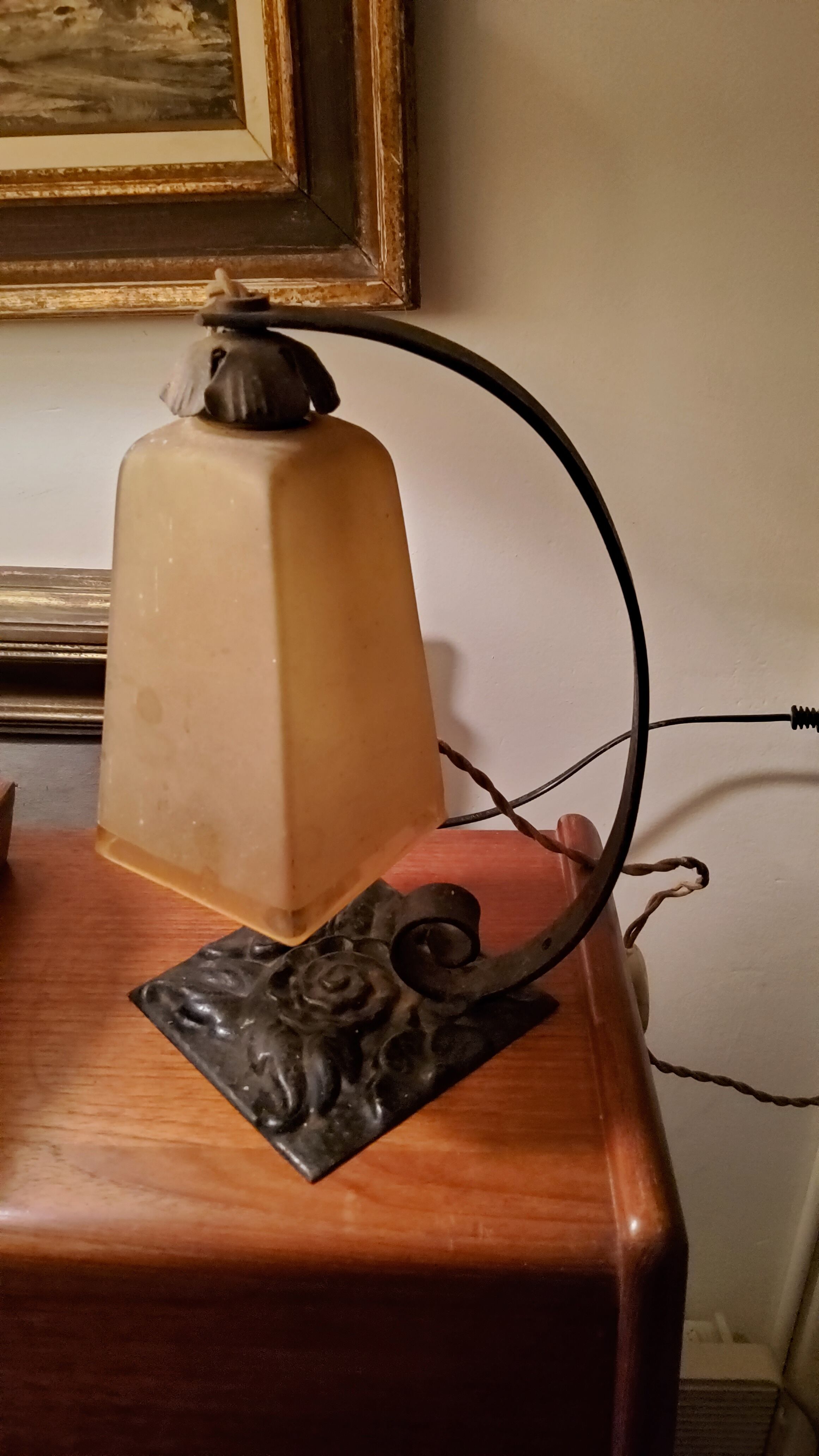 Lampe art déco des années 30 en fer forgé et tulipe en verre ambré