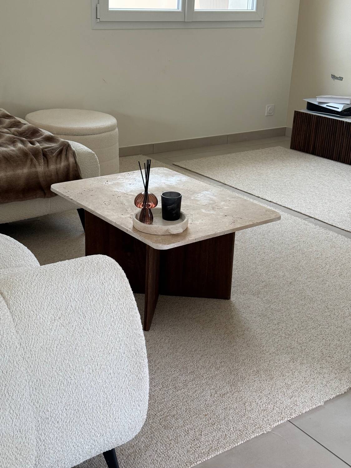 Rectangular coffee table in travertine and dark oak.