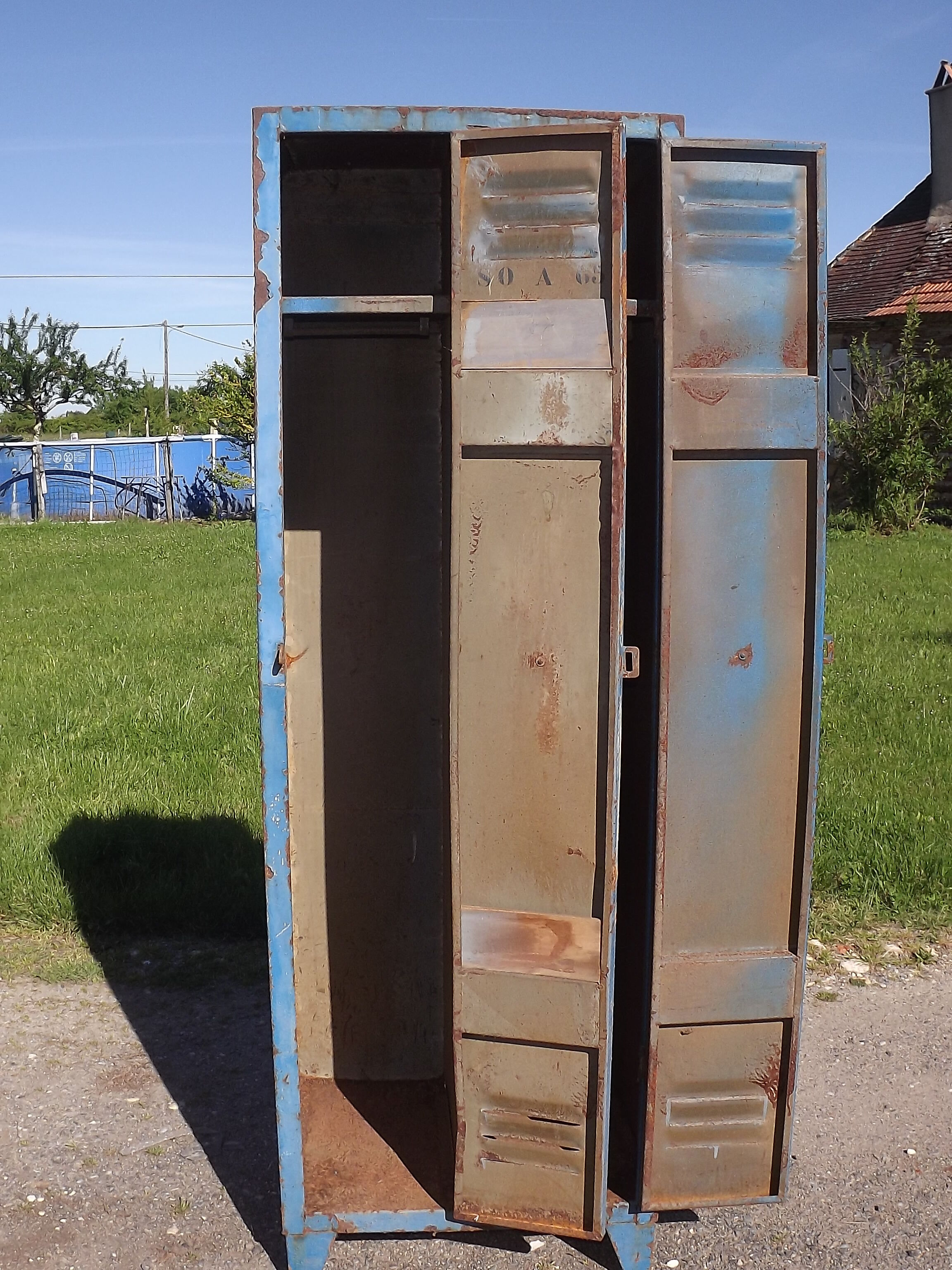 Industrial iron dressing cabinet