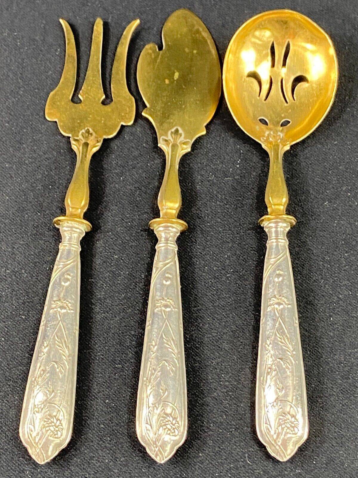 Suite of 3 dessert service elements with silver handles and sprinkler spoon