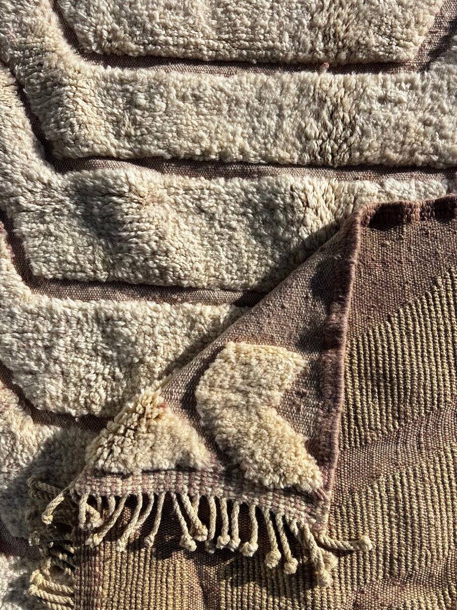 New white Moroccan Berber rug Beni Ouarain in wool.