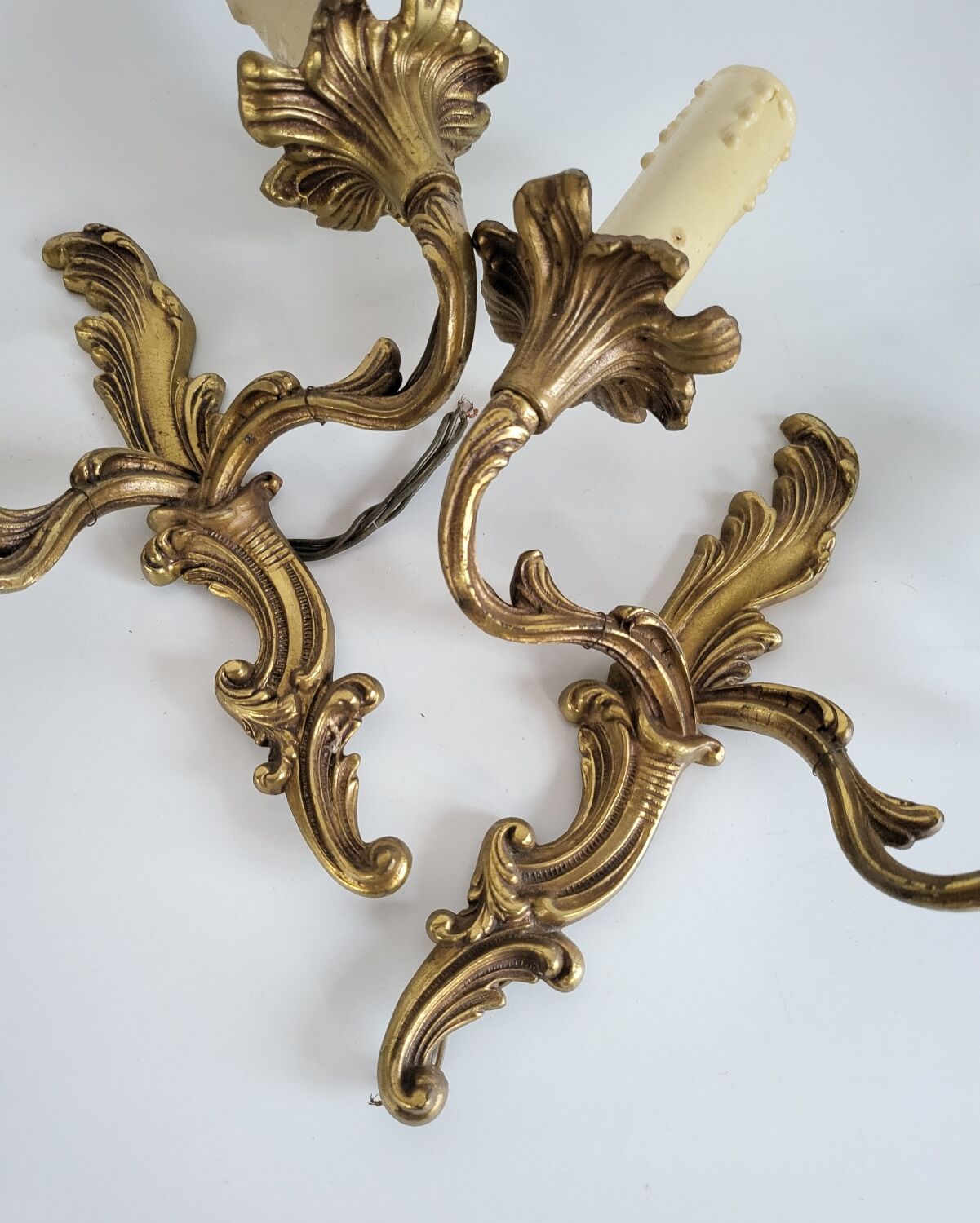 Ancienne paire d'appliques en métal doré style Louis XV - 2 lumières