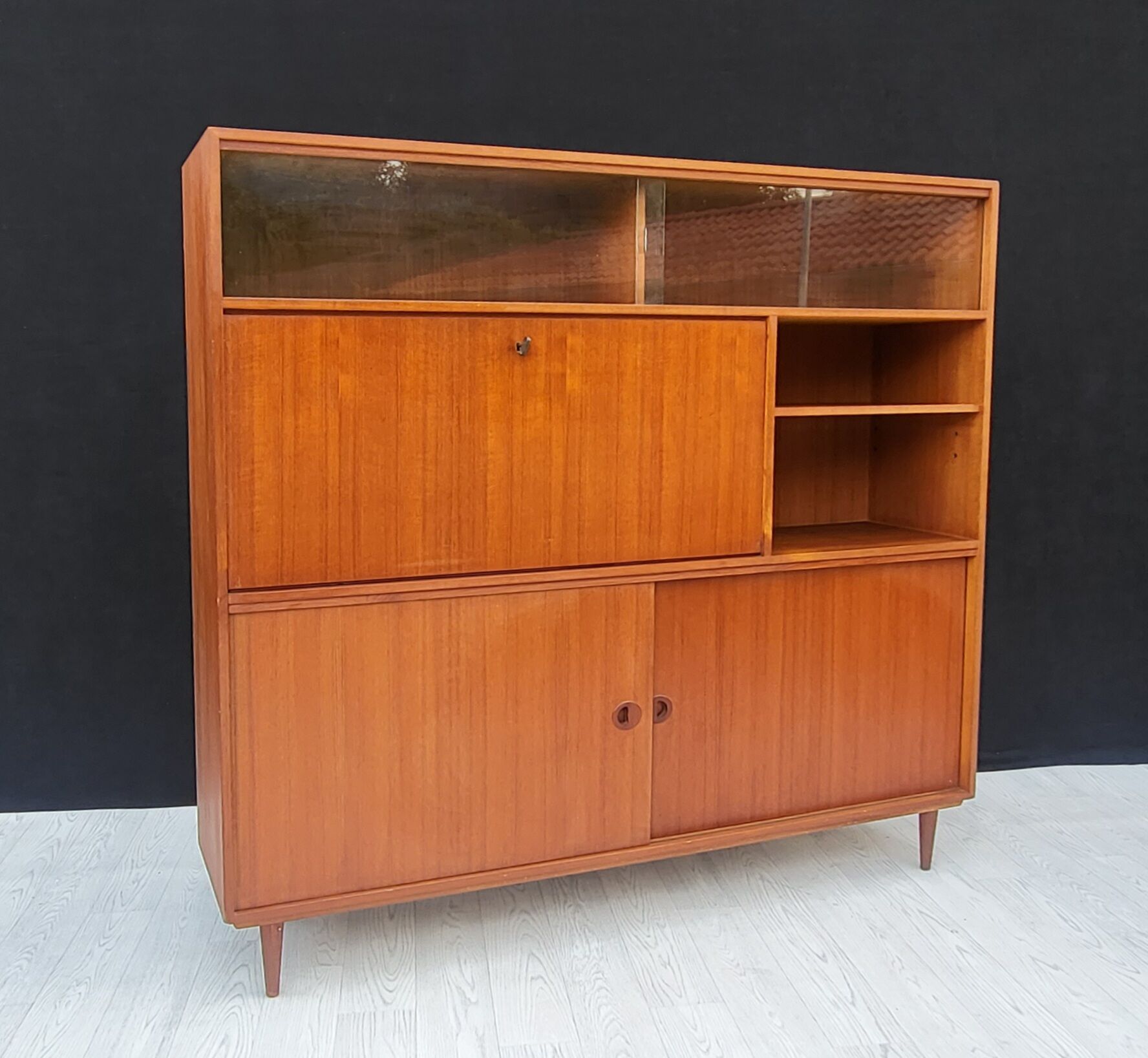 Cabinet with Secretary