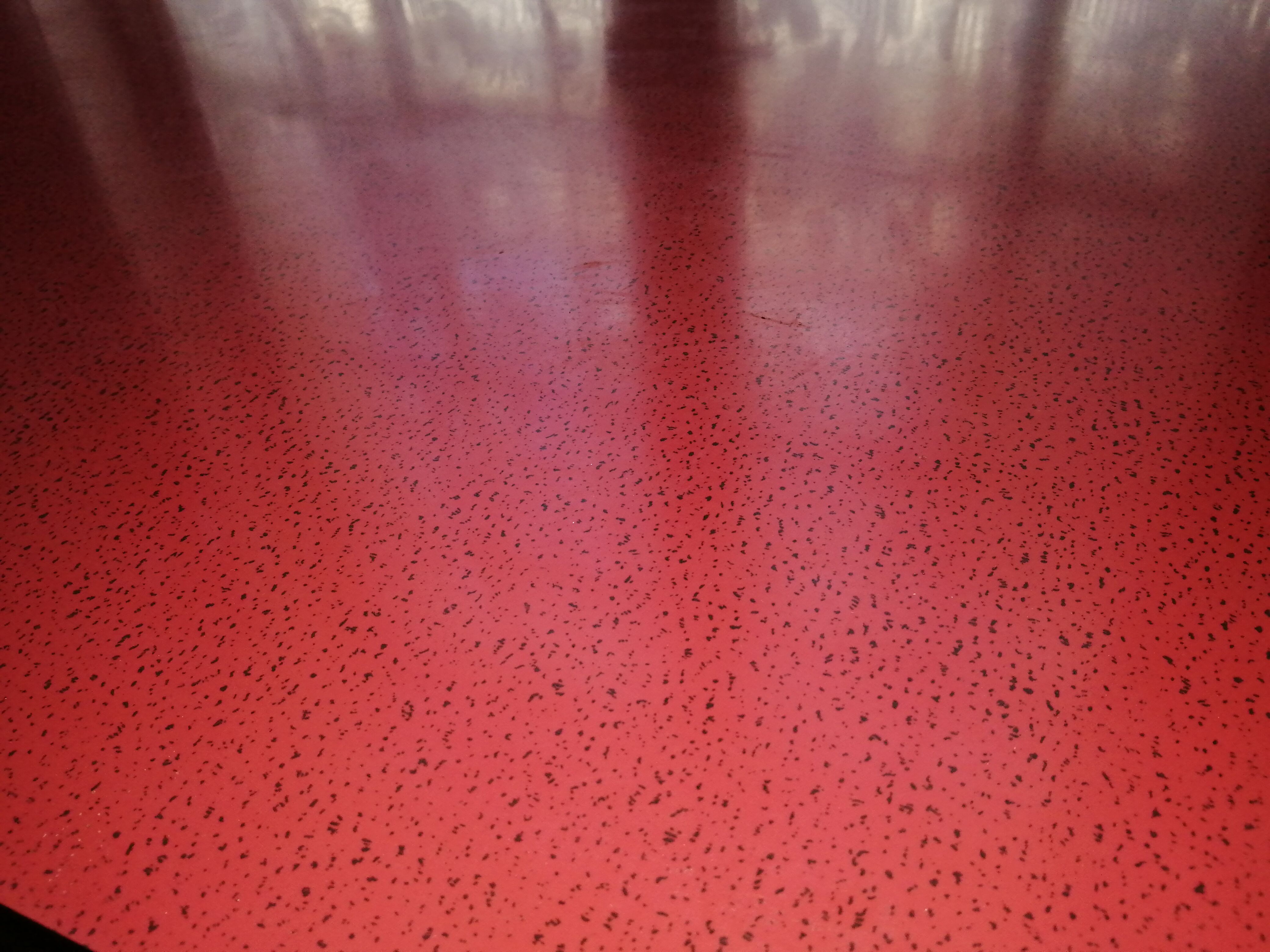 Table en formica rouge en tbe