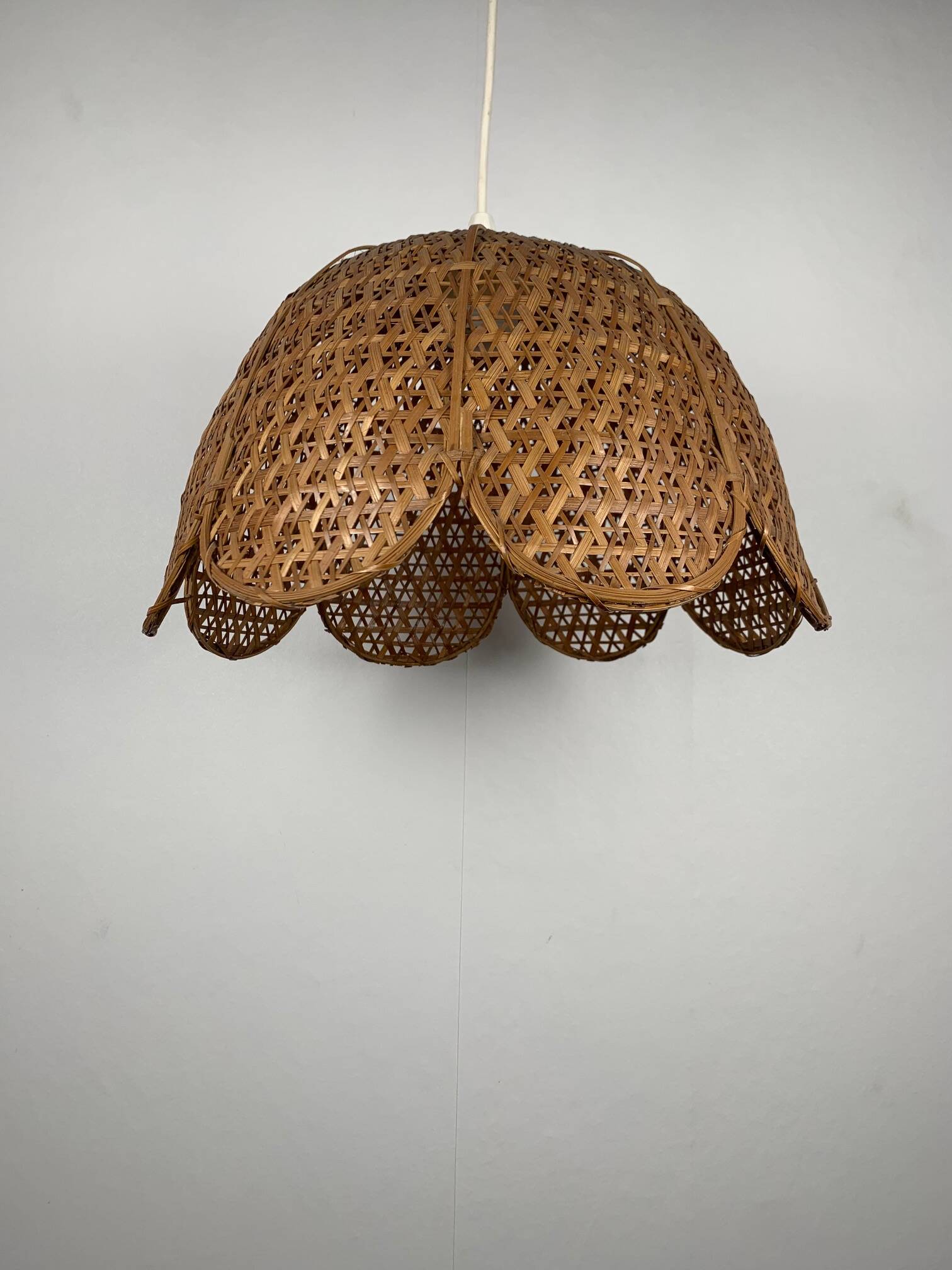 Suspension en forme de fleur, rotin tressé , 1970