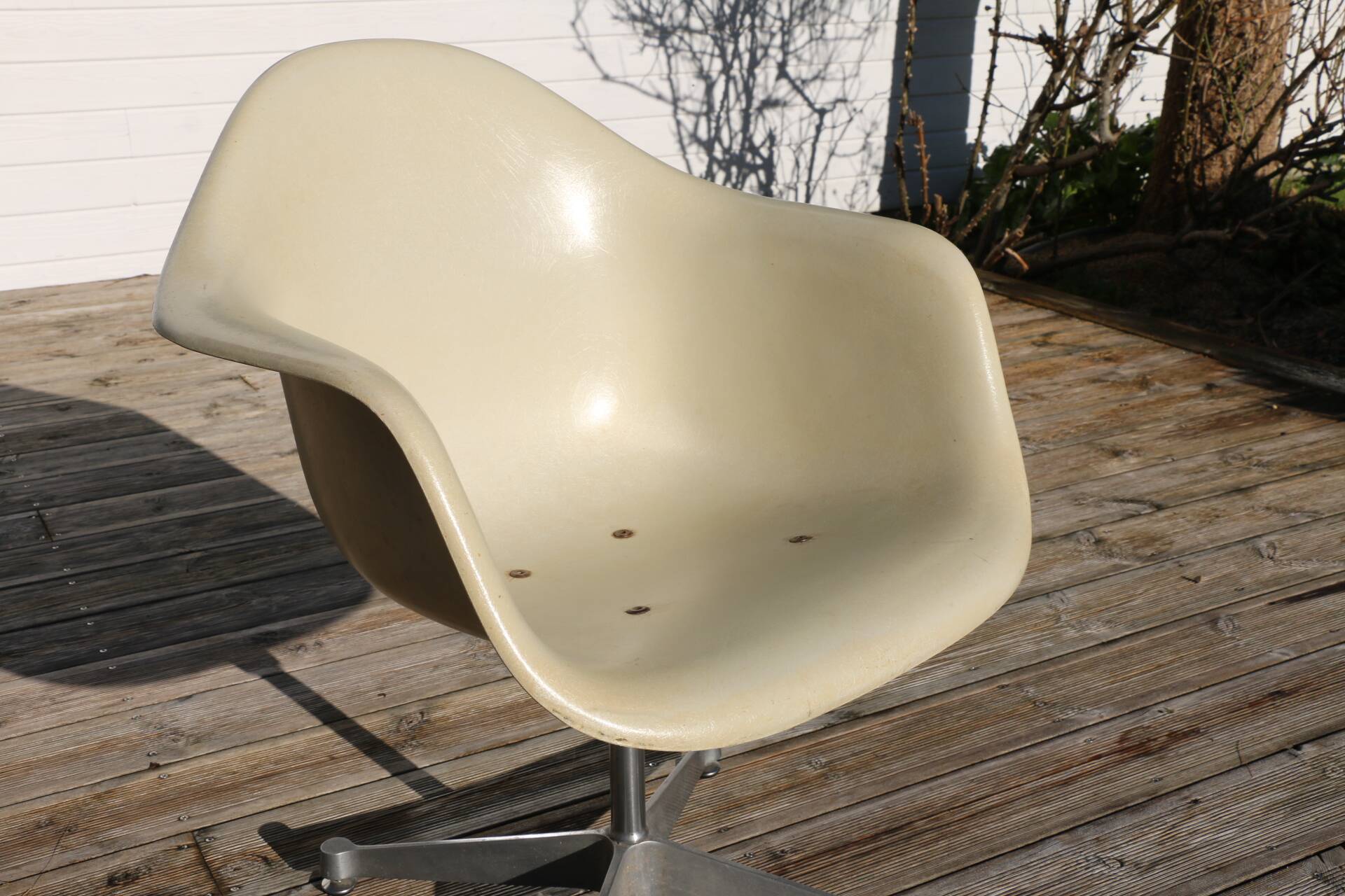 Herman Miller EAMES white shell armchair