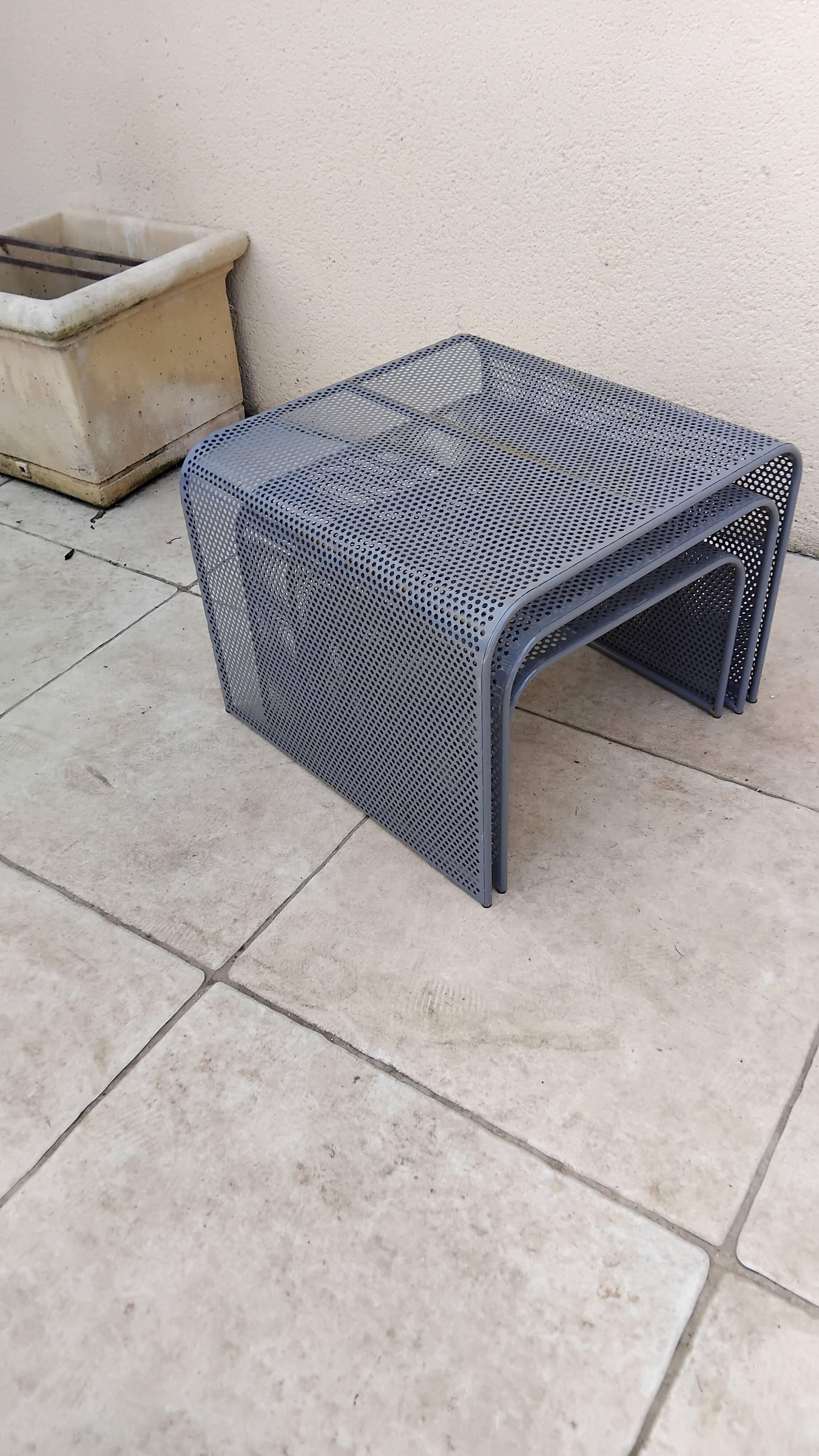 Table gigogne vintage métal perforé design