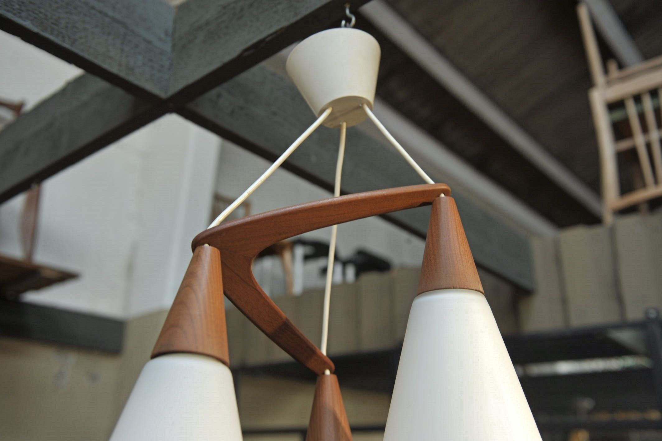 Lustre boomerang en teck et opaline 1970