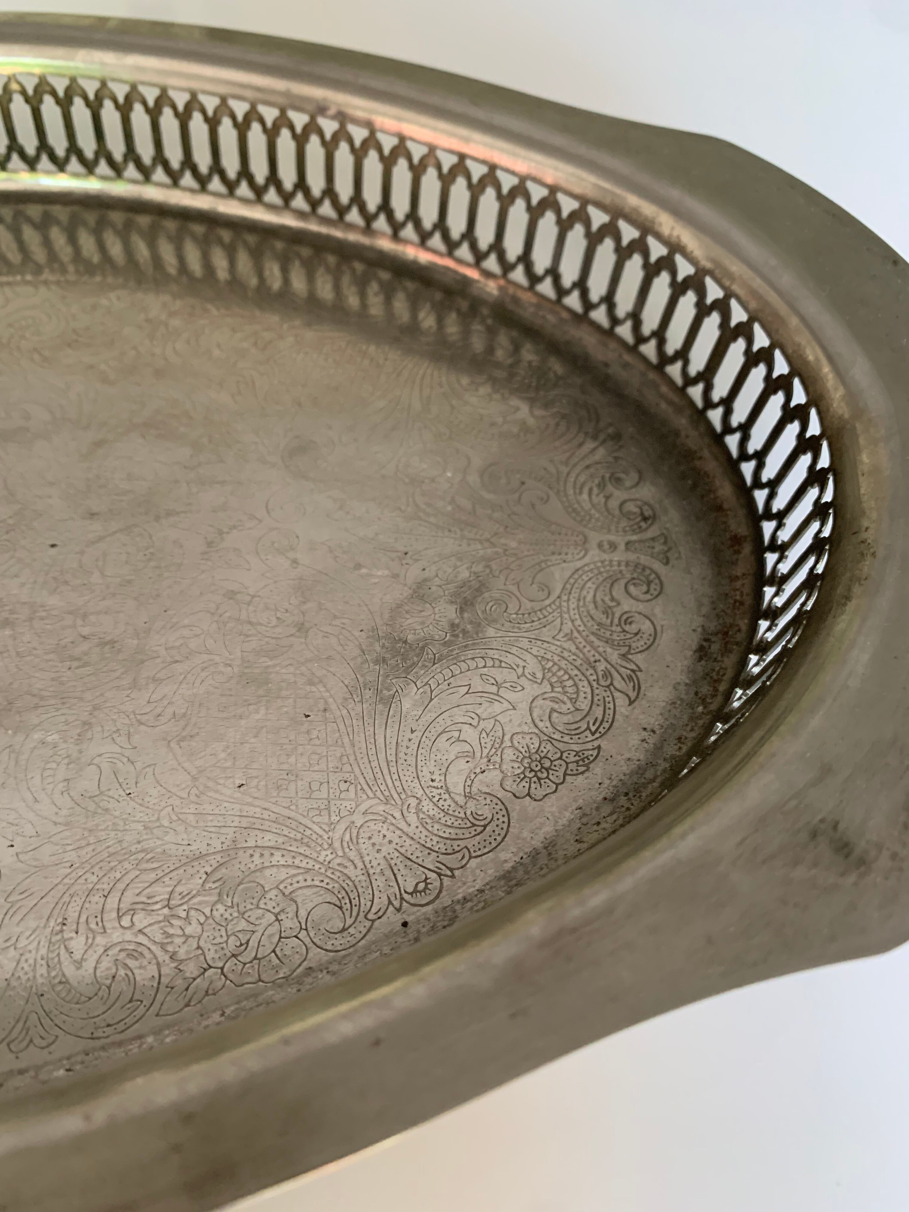 Engraved metal top diam35,4 cm