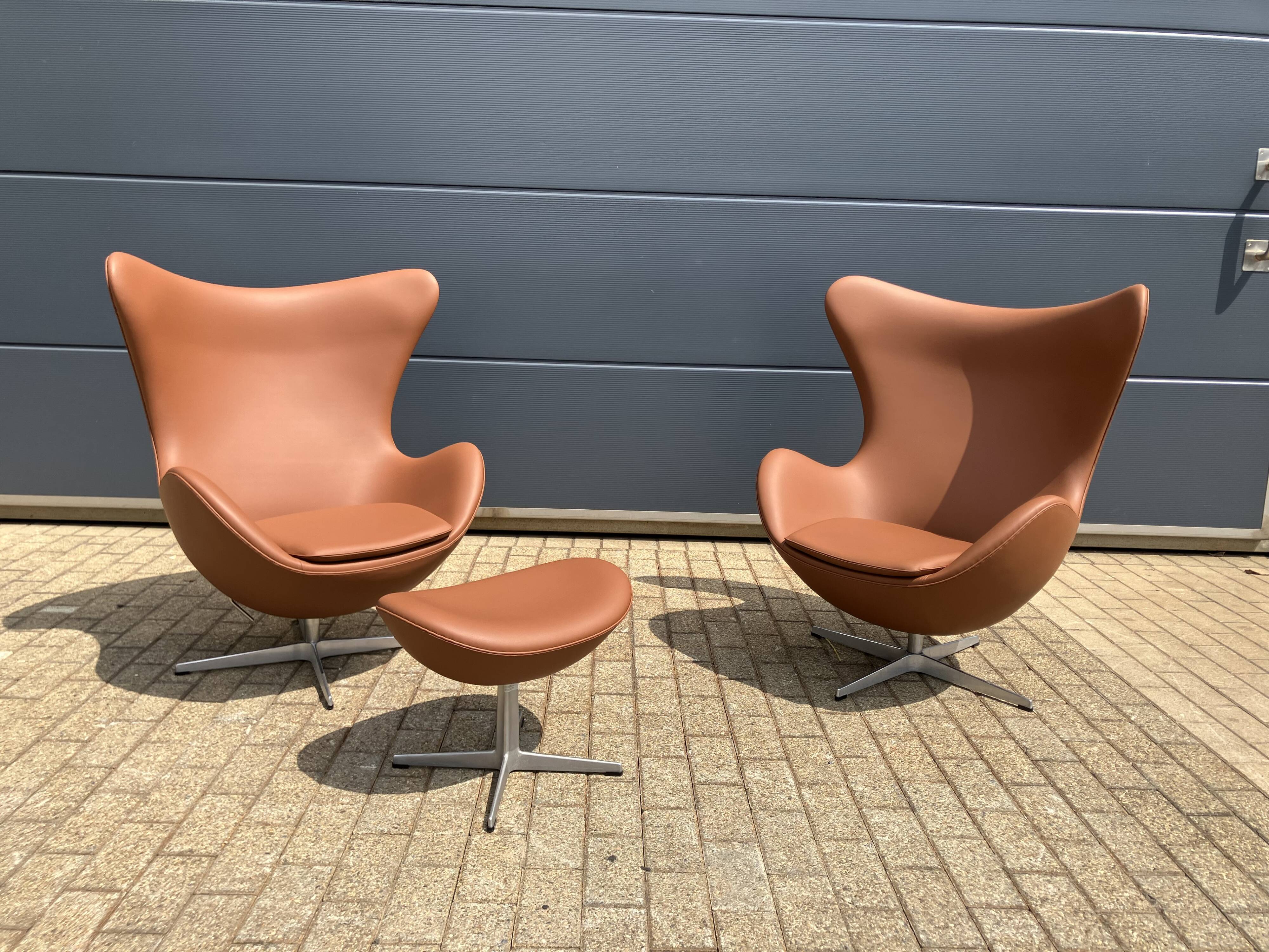 2x Fritz Hansen Egg Chair +1x Ottoman in Cognac leather NIEUW!!