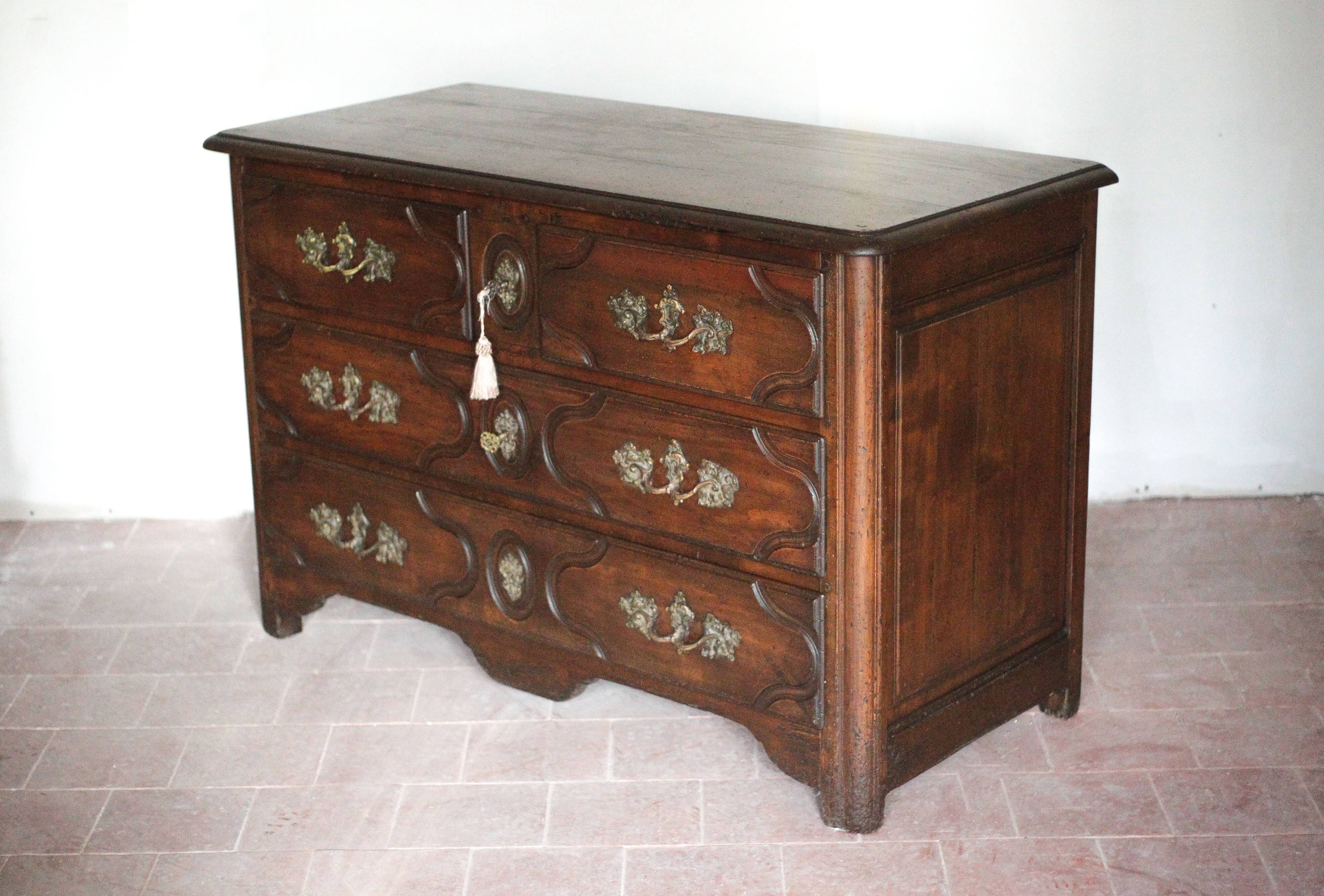 Wooden chest of drawers with 4 drawers in Louis XV style