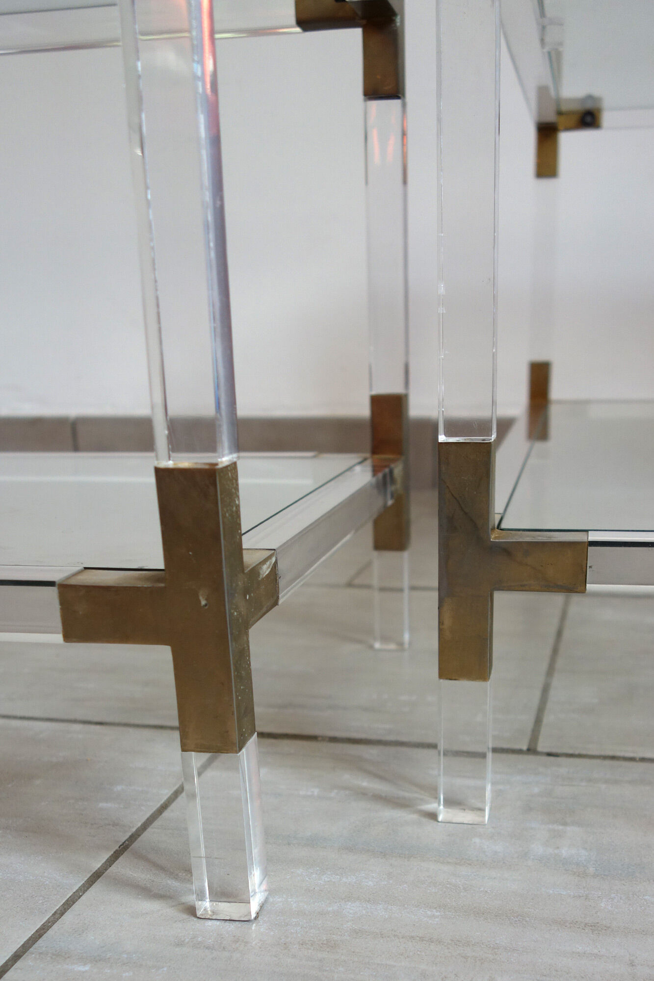 Paire de tables basses italiennes plexiglass, verre et laiton années 70