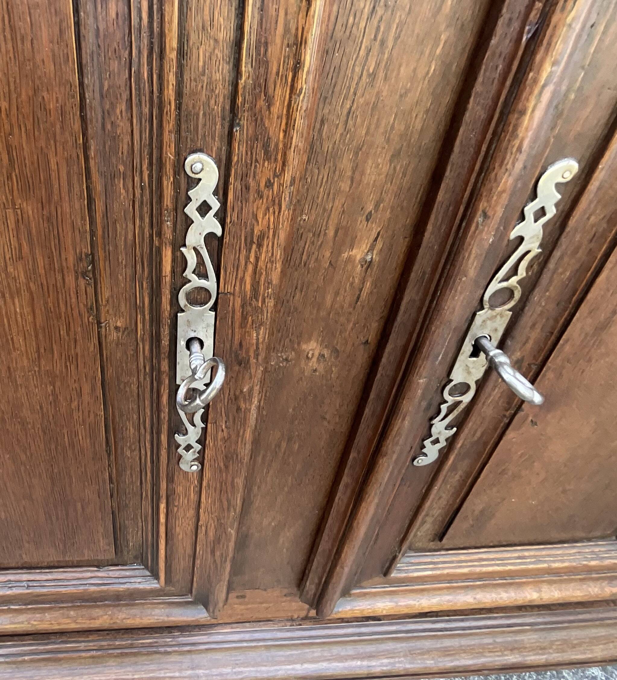 Country-style sideboard in solid oak – 18th century