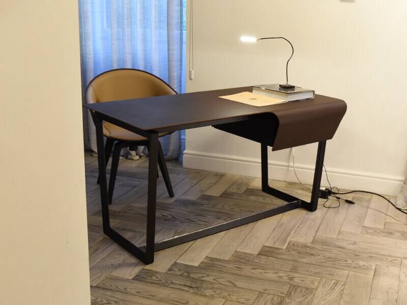 Poltrona Frau - Fred desk by Roberto Lazzeroni