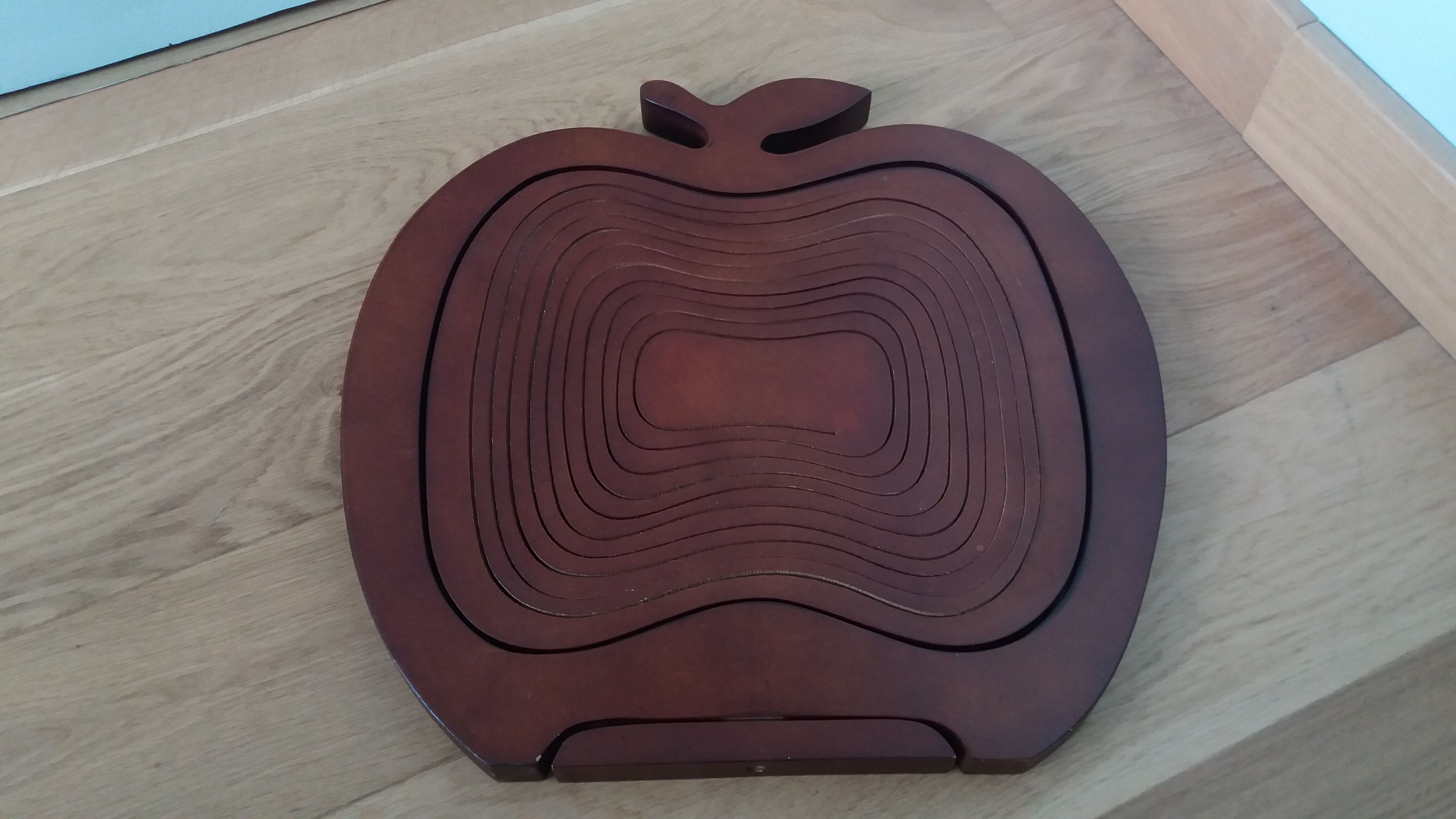 Foldable fruit basket in the shape of an apple.