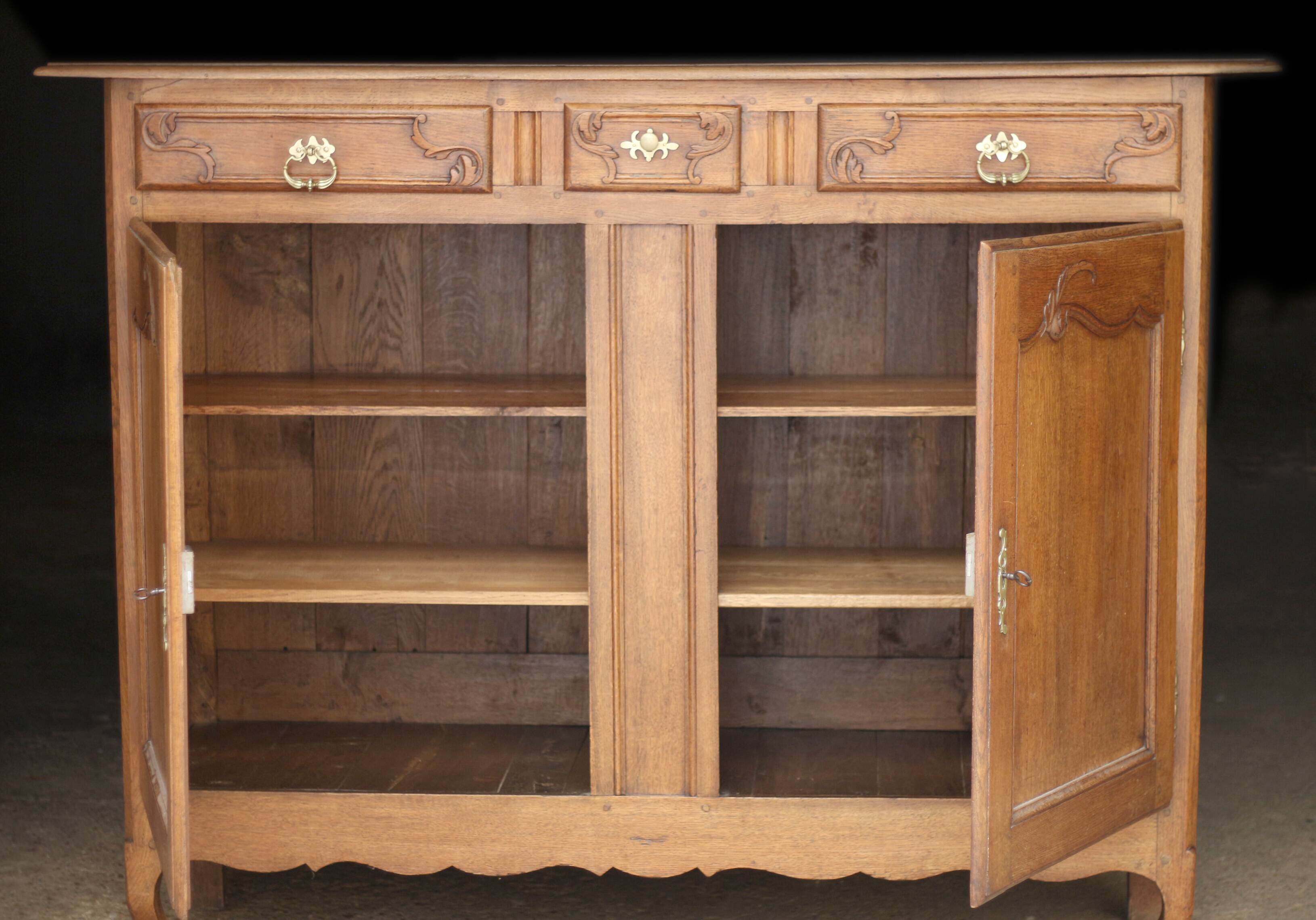 Somptueux buffet en chêne massif, travail provincial du XVIIIeme siècle