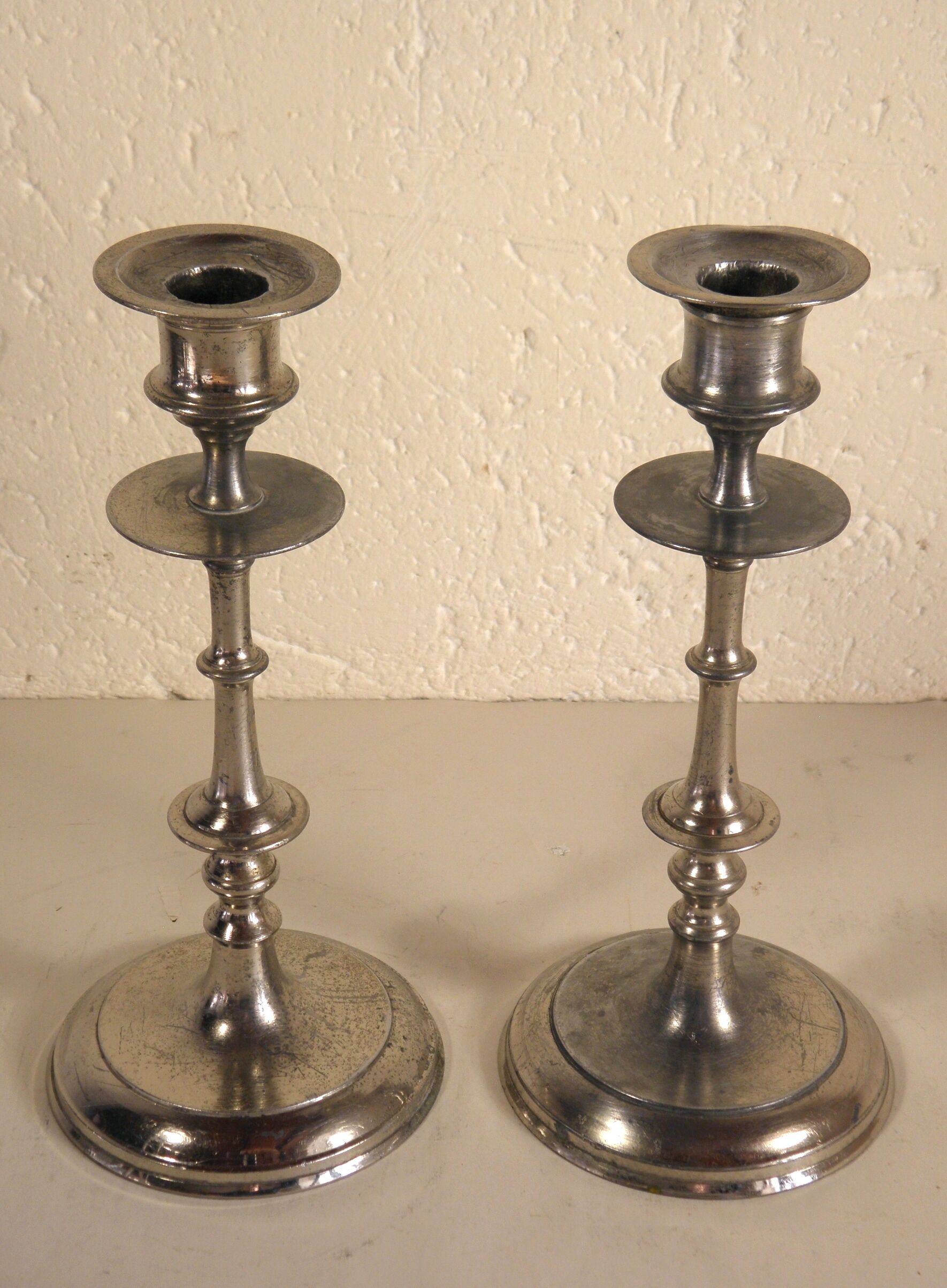 Pair of candlesticks in silver metal
