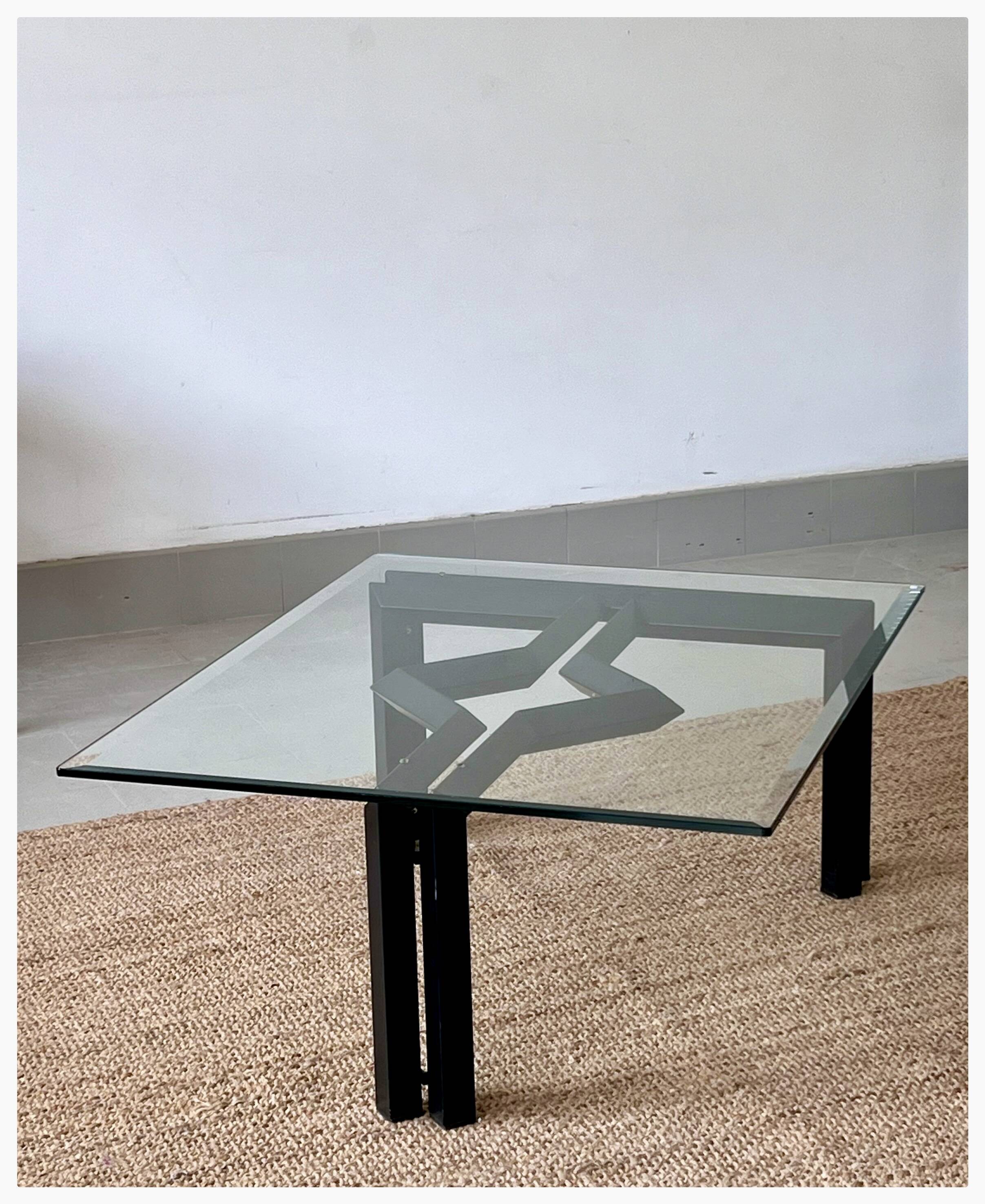 Table de salon postmoderne, structure en métal noir et en verre, années 80.