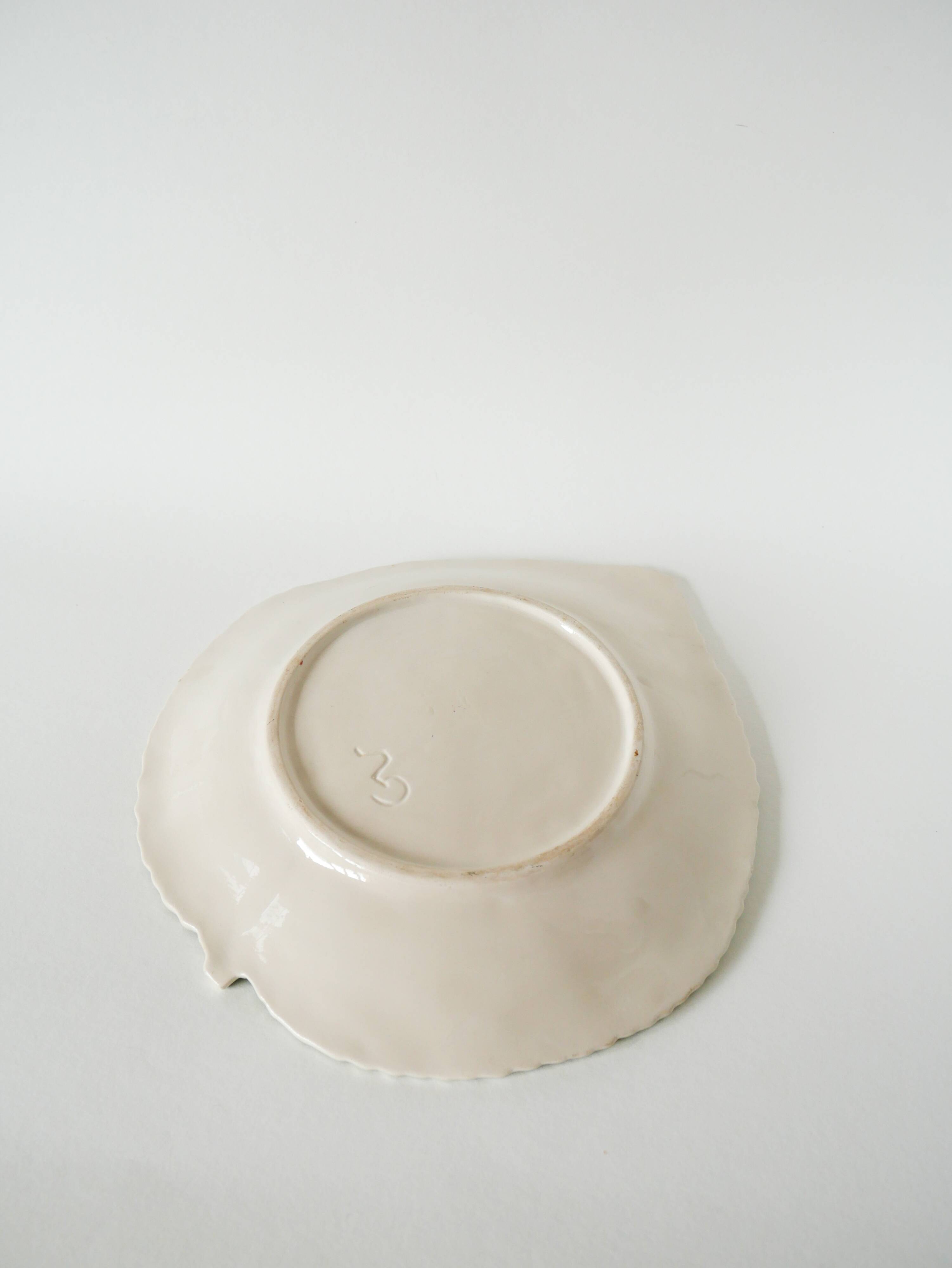Large slip dish / cup, Leaf model, Signed, 1970