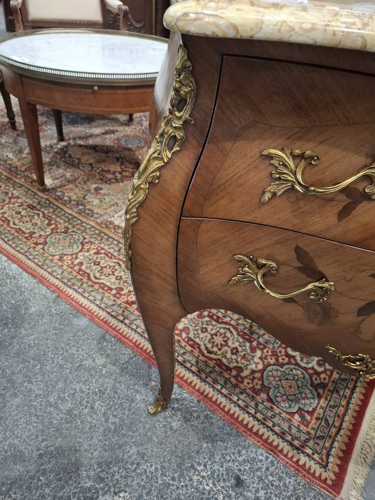 Commode De Style Louix XV En Marqueterie