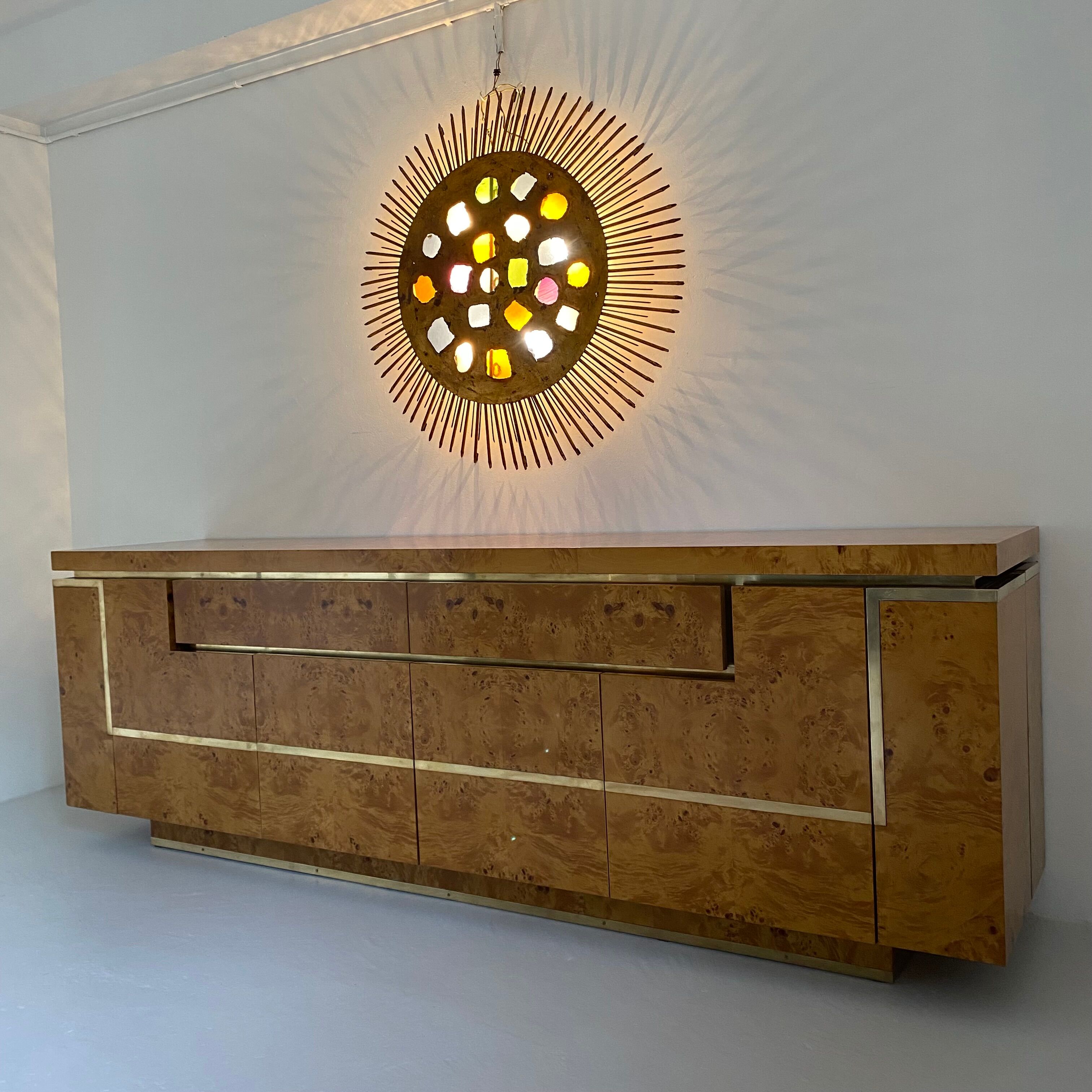 Sideboard in elm magnifying glass and brass. 1970