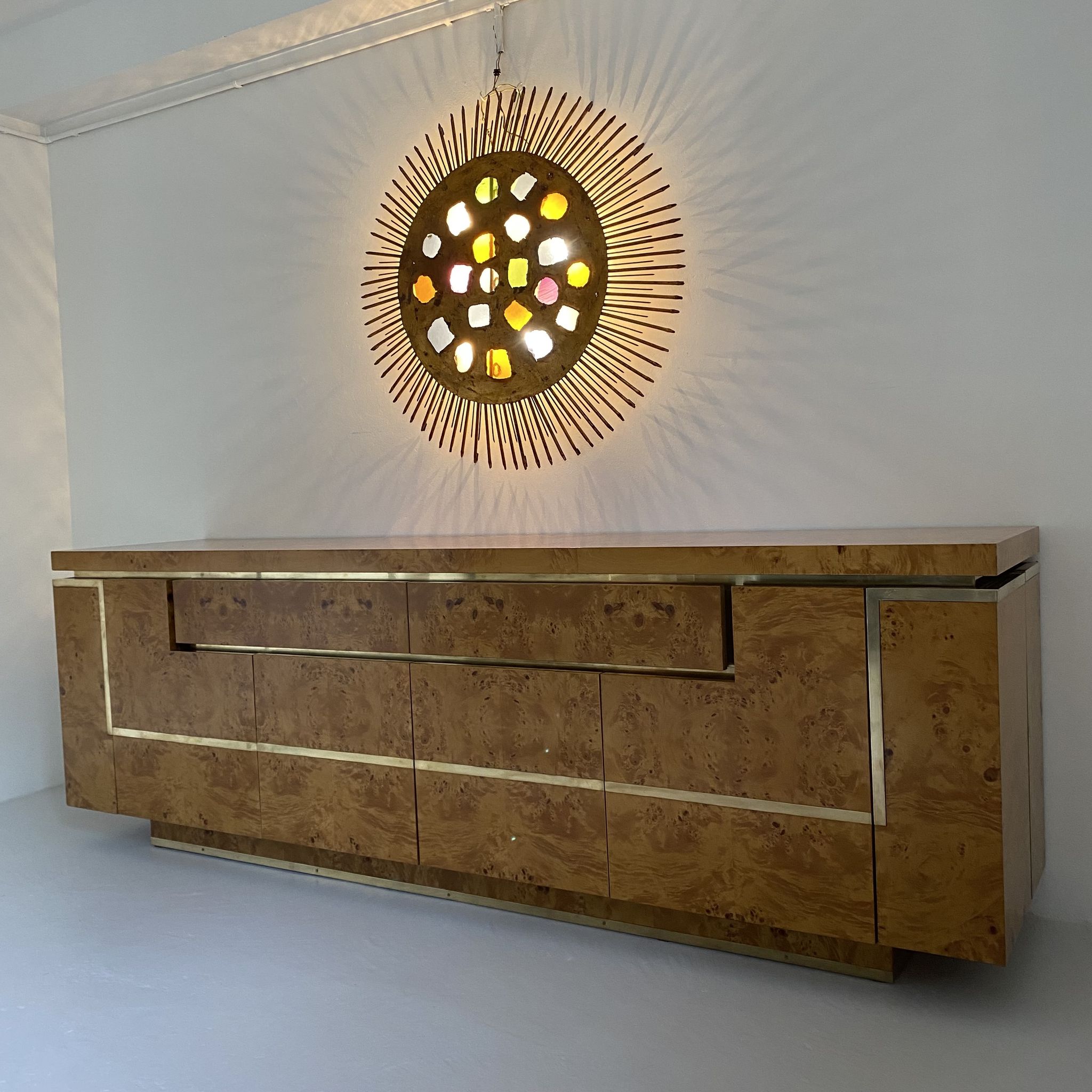 Sideboard in elm magnifying glass and brass. 1970