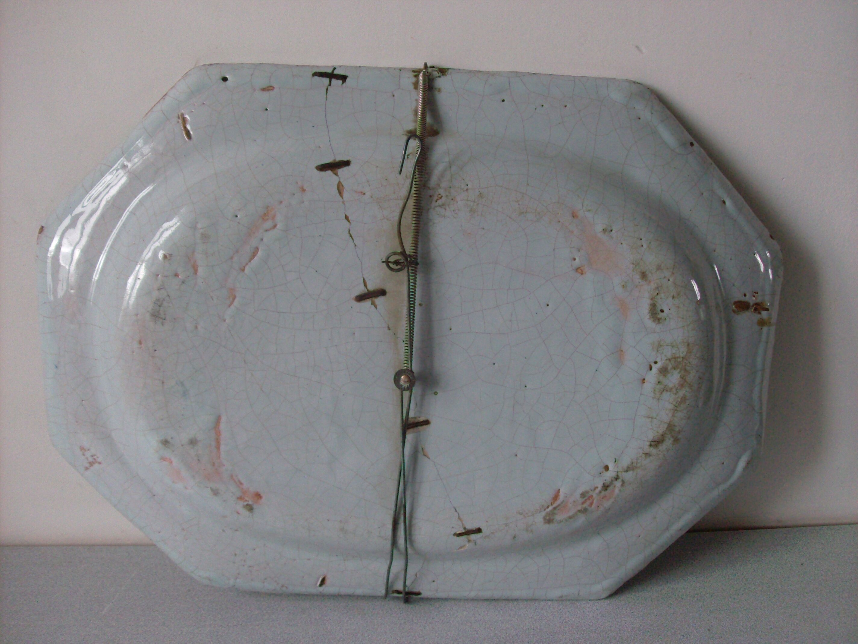 Earthenware dish of Rouen polychrome 18th wall mounting system