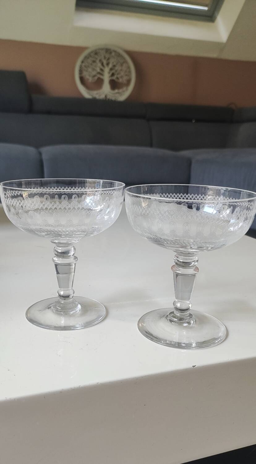 Lot of 4 x Champagne Coupes in Baccarat crystal. Engraved decoration with Greek friezes.