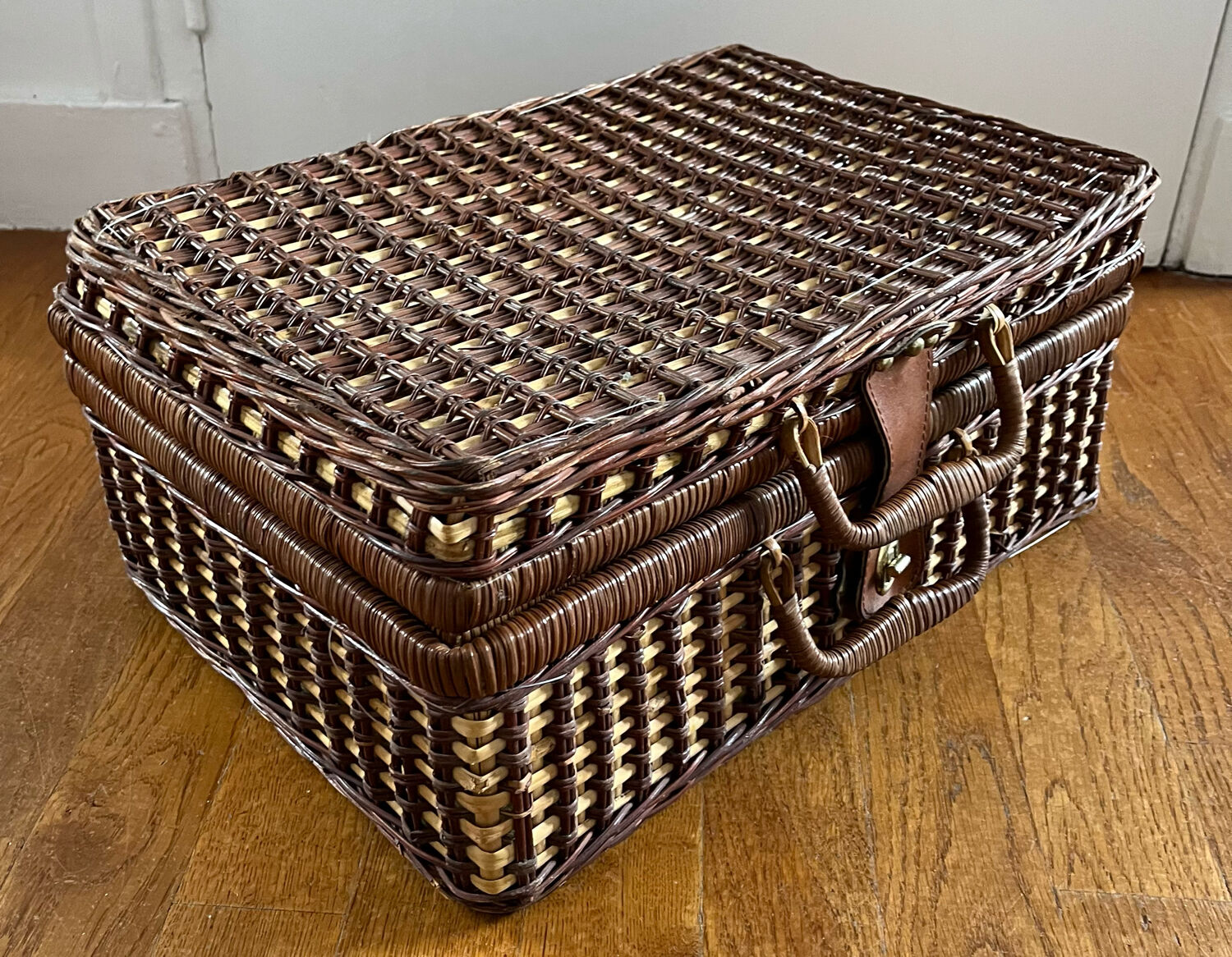 Wicker picnic basket