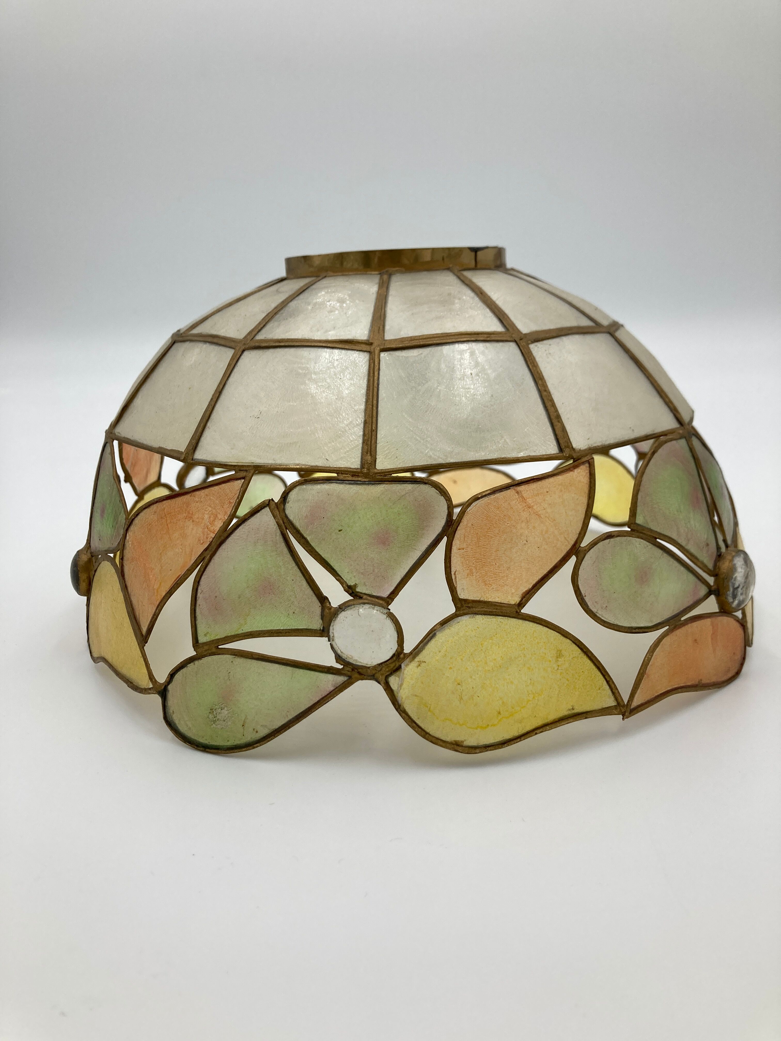 Suspension in mother-of-pearl flowers