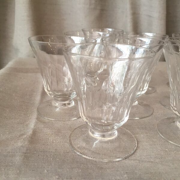 Suite de 11 verres a vin cuit ou porto en verre sobre et elegant