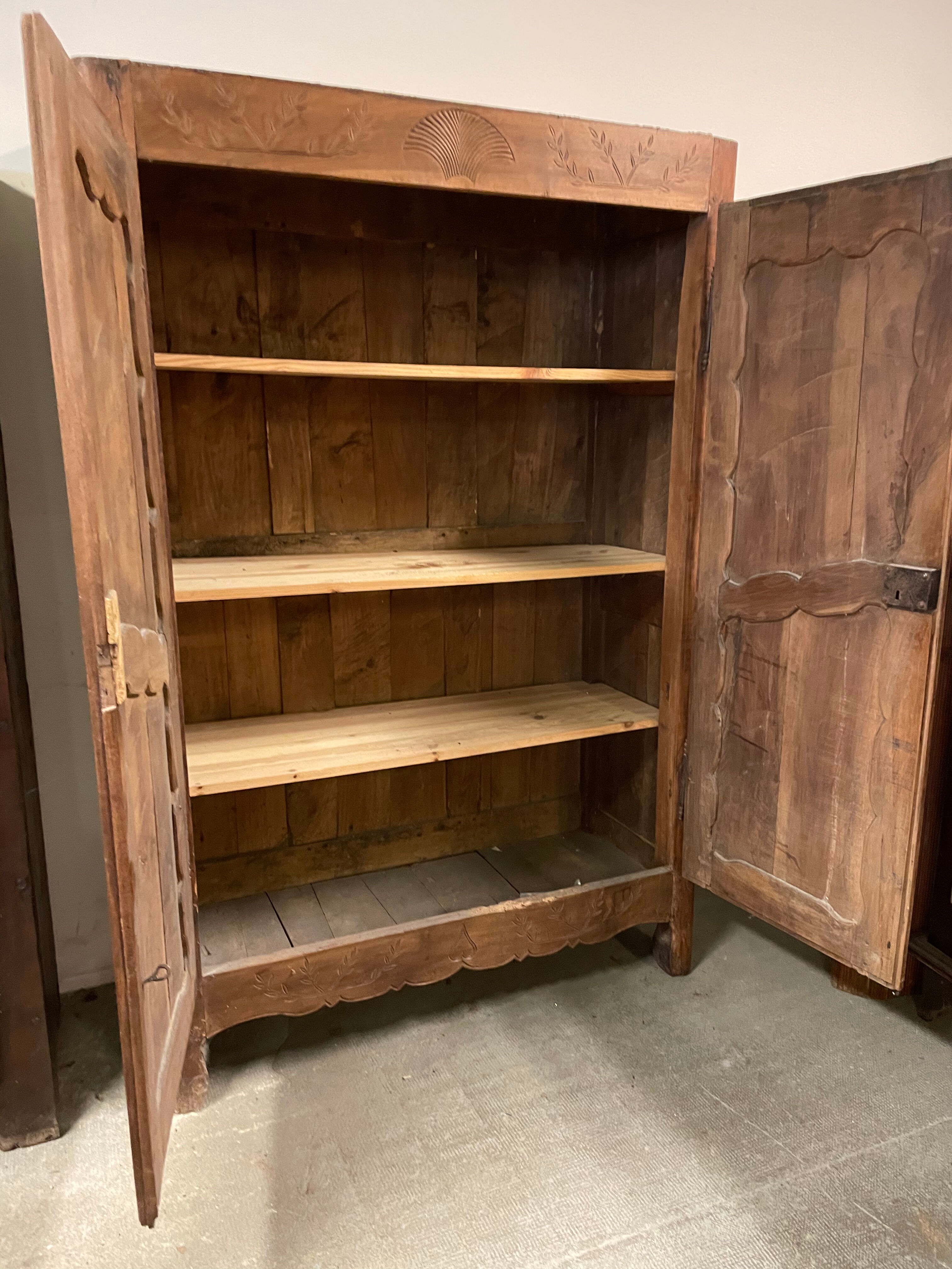 Armoire ancienne placard penderies Louis XV