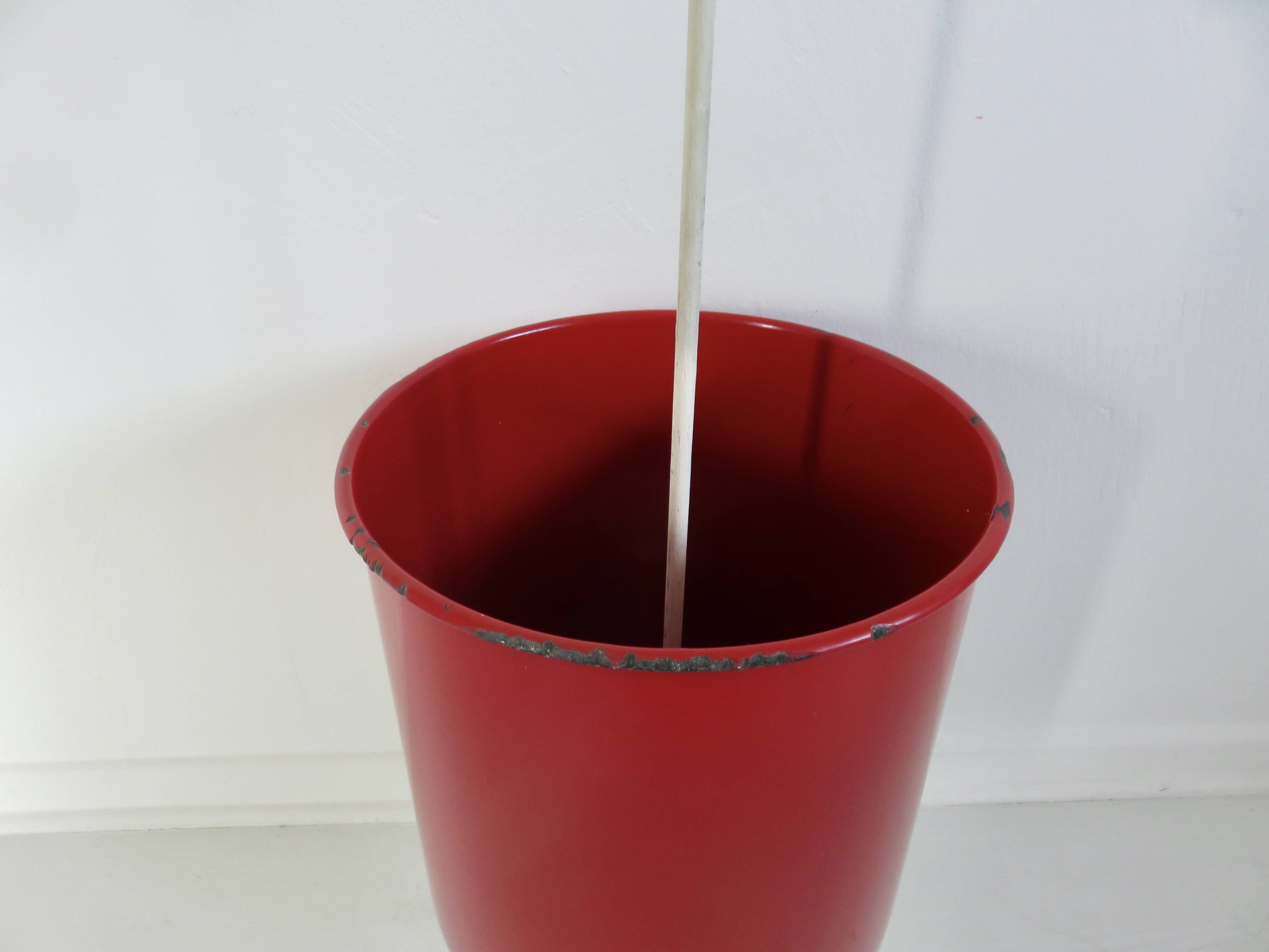 Porte parapluies, pied tulipe, tôle émaillée et laiton, 1950