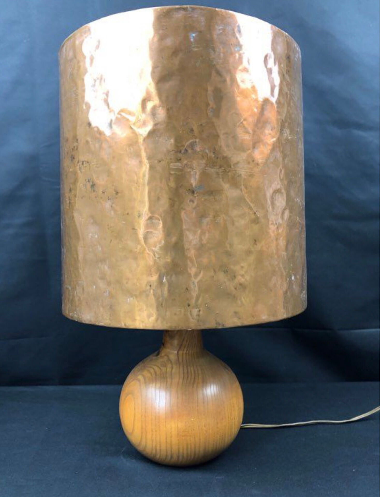 Vintage modernist lamp in wood and hammered copper.