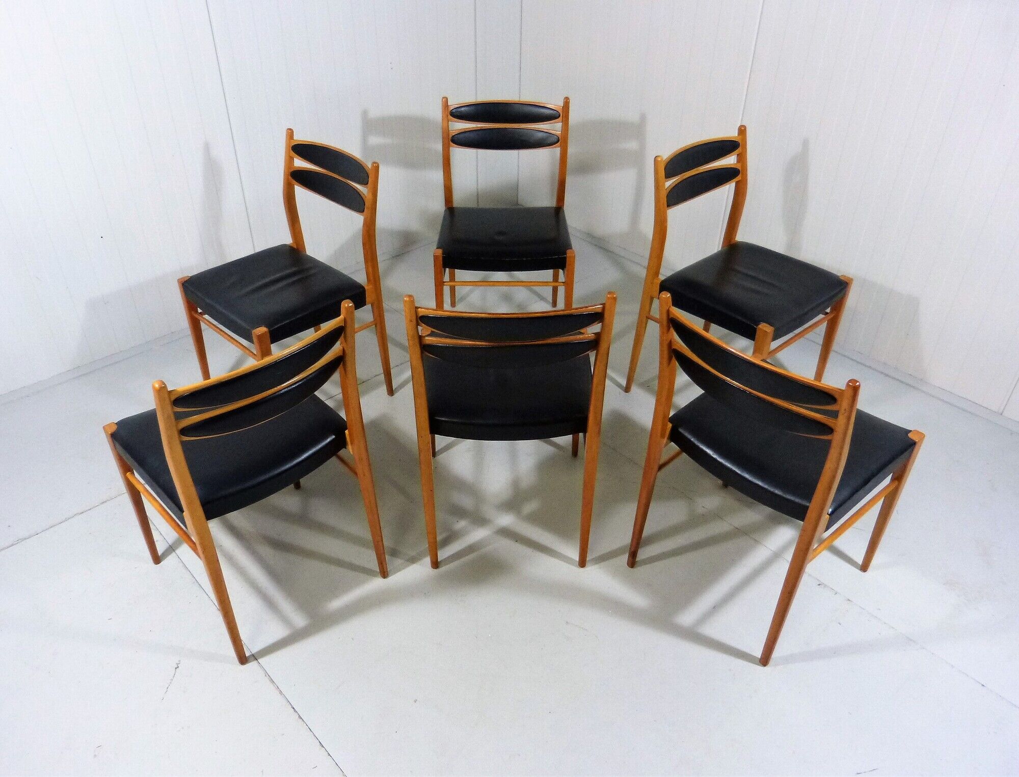 Set of 6 dining chairs in beech & black leather 1960’s