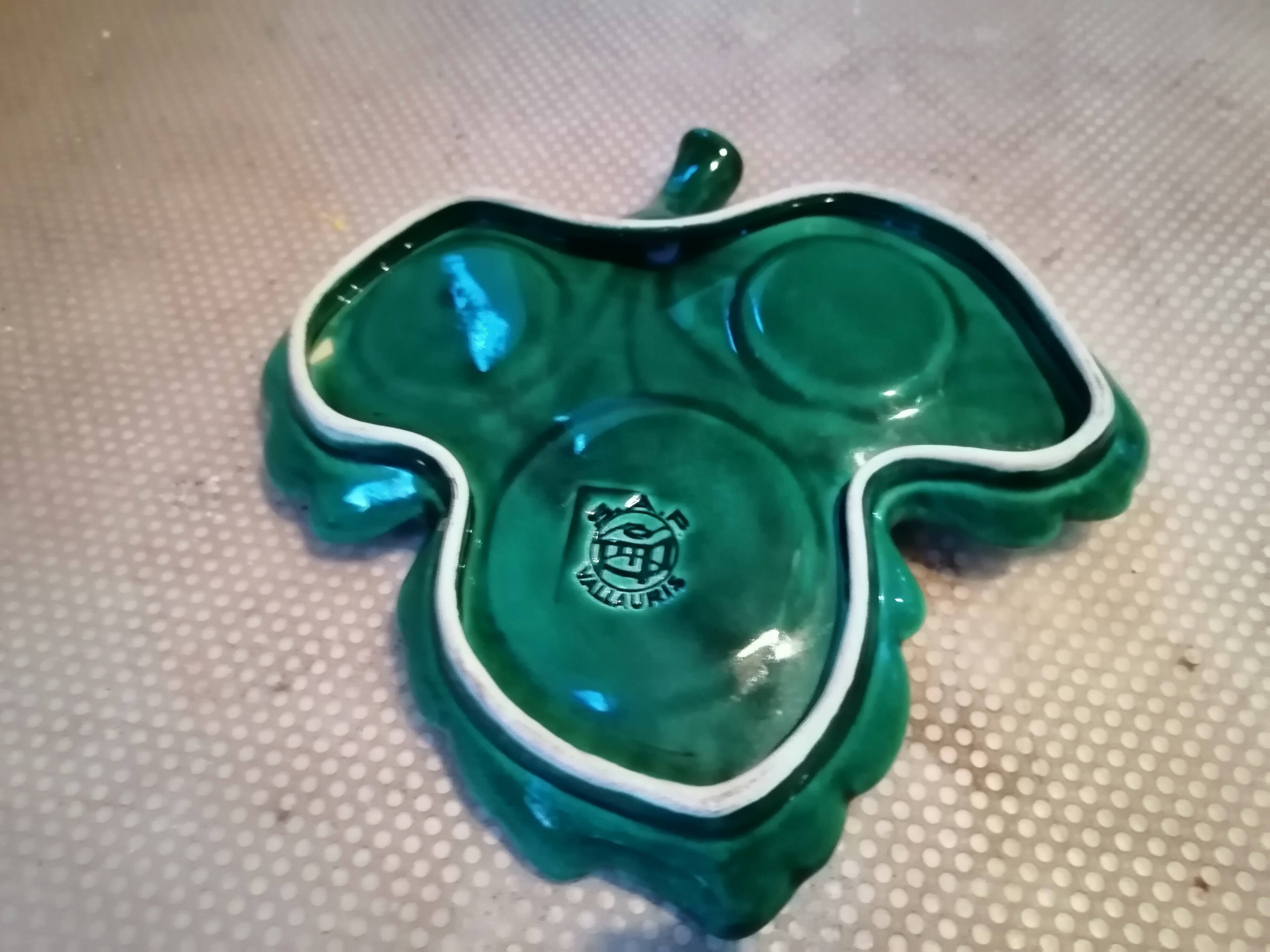 Large empty green leaf pocket Vallauris